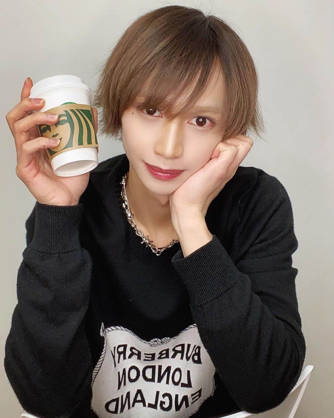 HAUさんのインスタグラム写真 - (HAUInstagram)「スタバ持ってる自分カッコよくね？ って思ってる男の図🙄🥤 #starbucks #メニュー ⤵︎ ︎ #キャラメルスチーマー #ホイップ増量 #シロップ 多め #ソース 多め #チョコレートソース 追加 #甘党派の人は絶対飲んだ方がいい  #vietnamese #vietnam 🇻🇳#followback #instagramers #tweegram #photooftheday  #패션 #메이크업 #뷰티 #20likes  #smile #follow4follow #like4like #look #instalike #igers  #instadaily #instafollow #followme  #instagood #bestoftheday #instacool」1月19日 21時20分 - haupika_bw