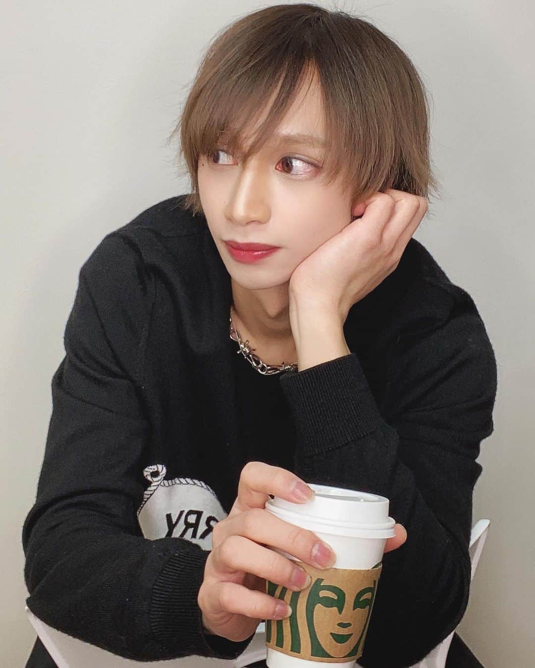 のインスタグラム：「スタバ持ってる自分カッコよくね？ って思ってる男の図🙄🥤 #starbucks #メニュー ⤵︎ ︎ #キャラメルスチーマー #ホイップ増量 #シロップ 多め #ソース 多め #チョコレートソース 追加 #甘党派の人は絶対飲んだ方がいい  #vietnamese #vietnam 🇻🇳#followback #instagramers #tweegram #photooftheday  #패션 #메이크업 #뷰티 #20likes  #smile #follow4follow #like4like #look #instalike #igers  #instadaily #instafollow #followme  #instagood #bestoftheday #instacool」
