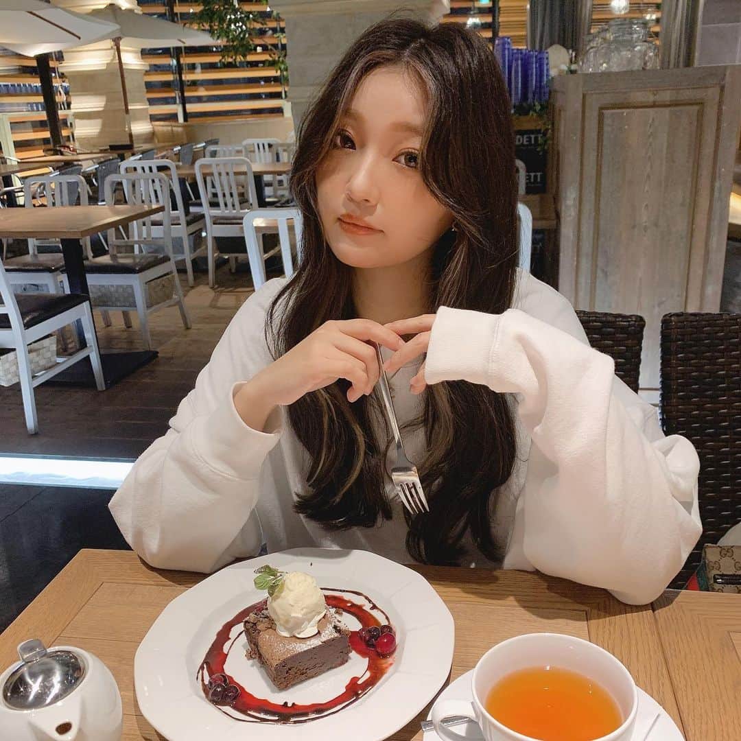 いっちゃん/嶋津 いつみのインスタグラム：「. . 澄ました顔してるけど 話する内容は 完全に大阪のおばちゃん😀✌🏻✨ . . . . 今日は体調良くなくて 1日中ゴロゴロしてた🥲 . . 今日こそメイク動画撮ろうと思ってたのに👉🏻👈🏻しょんぼり。 . . . . . ちなみに💚 . 毎日、フォロワー様達から 「忙しいと思いますが、大丈夫ですか？」とか 「無理しないで下さい。」 など、ご心配のDMいただきます🤗❤️ . . みなさん、本当にありがとうございます🙇‍♀️ . . 私は大丈夫ですよー✌🏻✨ . . . でも、私の活力は バンタンとフォロワー様からの メッセージなので←💓 送っていただいたDMはスクショして 保存してるよ🙆‍♀️💕 ありがとう🙏🏻 . . . .  #関西  #関西サロモ  #サロンモデル #サロモ #いっちゃん  #フリーモデル #関西モデル  #あざといっちゃん #かわいっちゃん #いっちゃんコーデ  #ブライダルモデル #アレンジモデル #ヘアカラー  #ヘアアレンジ #くしゃ顔  #ヨシンモリ ##関西  #関西サロモ  #サロンモデル #サロモ #いっちゃん  #フリーモデル  #치맥  #좋아요환영 #소통환영 #팔로우환영 #팔로미 #인친환영 #친구해요 #셀카 #셀피」