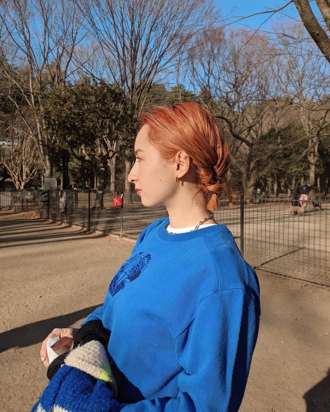 Julia Castroさんのインスタグラム写真 - (Julia CastroInstagram)「BLUE×ORANGE💙🧡 服に合うアウターが見つからずこの格好にマフラーでお散歩行ったら寒すぎた🌬  これからお家Vlogチックな動画を沢山載せていきます🧡(ご飯系多め) お楽しみに♡ . #orangehair #ginger #gingerhair #haircolor #blue #fashion #winter #winterfashion  #outfit #ootd #outfitoftheday  #hairstyle #yoyogipark  #girlsfashion #girlsstyle  #三つ編み #オレンジ #編み込み #ヘアスタイル #オレンジカラー #ヘアカラー #ハイトーン #女の子 #冬服 #冬ファッション #お散歩 #公園 #夕陽 #julifashion」1月19日 21時23分 - julia.c.0209