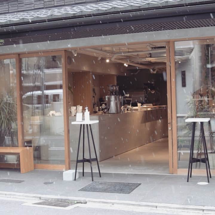 山口淳一のインスタグラム：「Snowing again. 本日のオンライン販売の冷凍ココカヌレは完売致しました。 明日より朝9時、夜21時の2回に分けて販売を行います。 店舗は通常通り営業しております。 — この後、霰っぽい雪が頭に降り積もりました。 —— #japan #kyoto #here #coffee #herekyoto #canele #latte #latteart #art #cafe #slayer #espresso #roasting #glass #日本 #京都 #コーヒー #カヌレ #ココカヌレ #ラテ #ラテアート #アート #スレイヤー #エスプレッソ #焙煎 #バリスタ #グラス #おうちでココカヌレ #お取り寄せ #お取り寄せスイーツ」