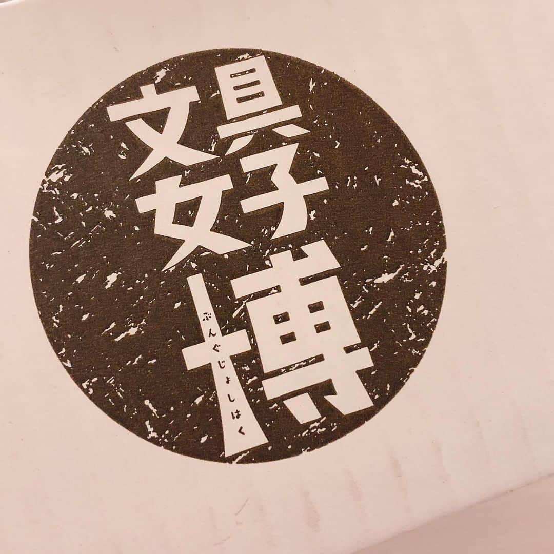 大鈴はるみのインスタグラム：「ｷｬﾜ!!! 可愛すぎる〜😭😭♡  いつか文房具のデザインとかコラボとかお仕事したい🧸___ ✍🏻  みんなの趣味教えて〜ˊᵕˋ)ｺﾒﾝﾄｶｴｽｶﾓ   #文具女子博 #レトロ堂  #beverlys_stationery #suatelier  #カミイソ産商 #bgm #fonte #文具女子 #文具女子博戦利品 #文房具 #シール #ふせん」