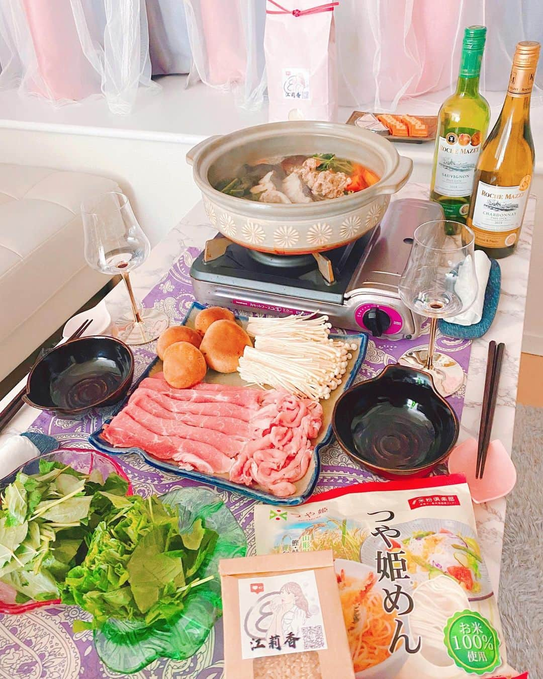 中村江莉香さんのインスタグラム写真 - (中村江莉香Instagram)「@kome_erica_official 🍚 お家ごはん #erica_cook ✨👩‍🍳  たなっぷと @arice.in.wonderland 家鍋17liveしましたー！！ もうとにかく爆笑🤣楽しすぎた。 そして朝まで生配信９時間。笑 来てくださった皆様ありがとうございました🍷✨ 途中２度もコンビニへ行きお酒とお菓子を買い足し買いつぎ、、、🤣🤣(語り明かし🥺笑！) またやります💘(田中のおつまみセンス👍)  お家鍋の〆は#米江莉香 といえば！な！つや姫❄️#つや姫麺 美味でした☀️ もちもち#米粉麺 体にも優しい❤️  #17ライブ #配信ありがとうございます #楽しかった #止まらない #ワイン会 #５本開けた #家飲み #stayhome #お家ご飯会最高 #またやろう #飲兵衛会 #皆んなありがとう #えりファミ #楽しすぎる #イチナナ #イチナナ公式ライバー #チェックしてね #生姜鍋 #手作り鍋 #温まる #ロシュマゼ #ロシュマゼカベルネソーヴィニヨン #白ワイン #飲みやすいワイン #ロシュマゼシャルドネ #コンビニワイン」1月19日 21時23分 - erica_nakamura