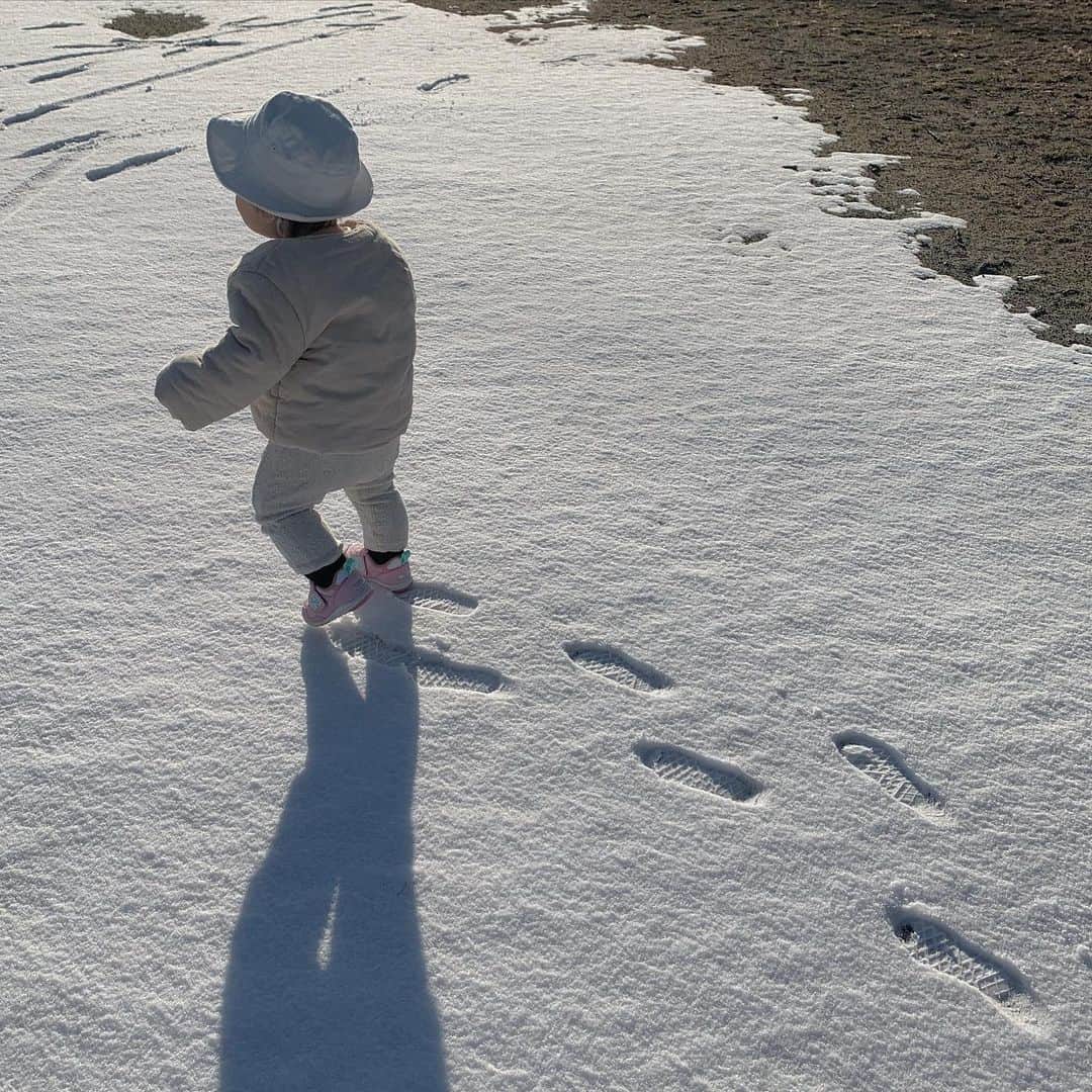 立澤香奈のインスタグラム：「この間の雪が降った日に 公園をおさんぽ😌 靴を履いてスタスタ歩けるようになった娘は絶賛歩くのにハマり中です❤︎ 嬉しそうに歩く姿が本当に可愛すぎる🤤💕」