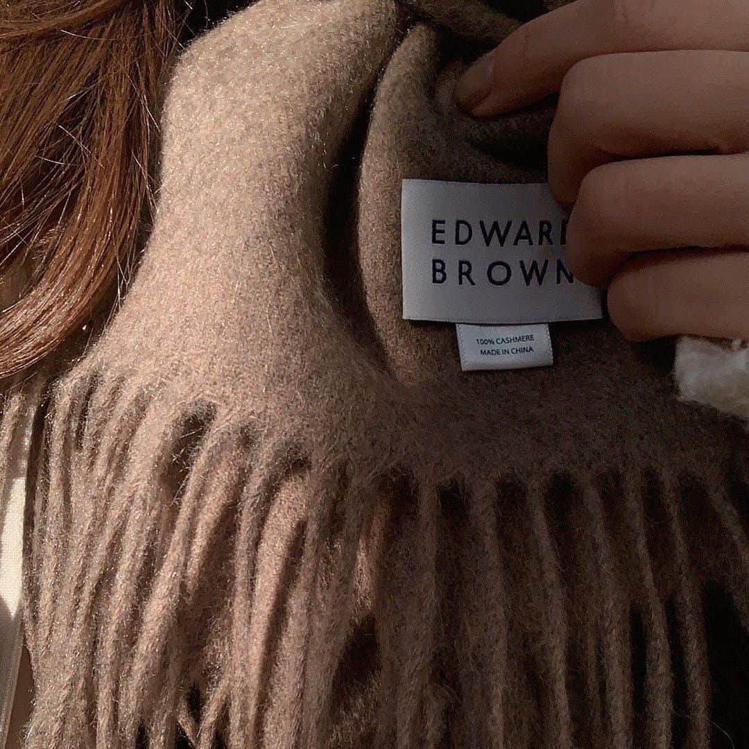 のインスタグラム：「寒くてマフラーぐるぐる🧣 @edward_brown_official  お気に入りの色☺️ ㅤ マスクの下は赤リップ♡ ㅤ ㅤ #edwardbrown #lip #エドワードブラウン #マフラー #リップ #赤リップ」