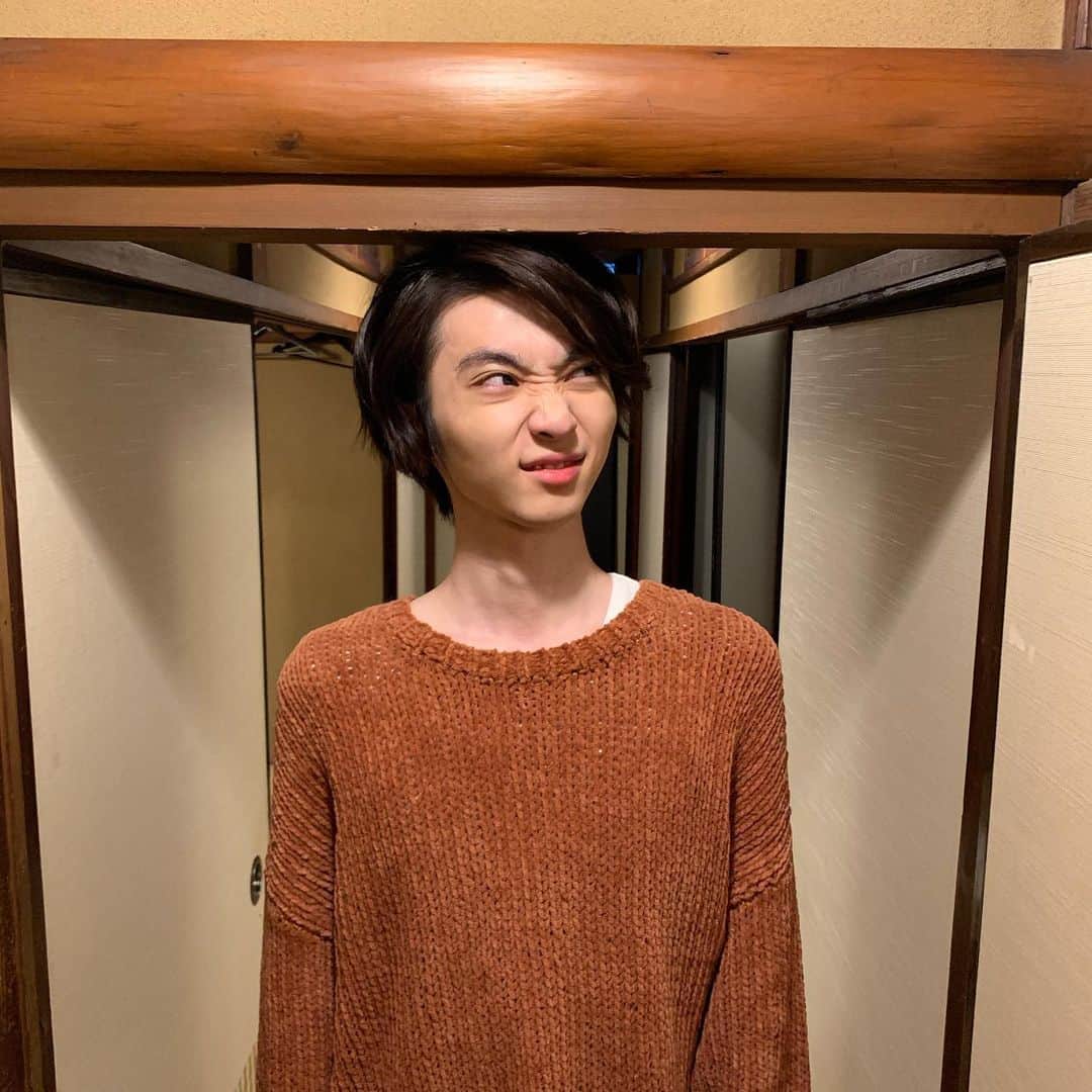 「年の差婚」ドラマイズム【公式】のインスタグラム：「. ／ #年の差婚 💗 放送まであと3時間ちょっと🤏✨ ＼  💫MBS 24:59〜 ／ TBS 25:28〜  変顔かわいい理音さん...🥺🥺💕  本編だとイケイケぐいぐいな役柄ですが 公式では可愛いオフショット たくさん載せてきますよっ👏👏✨  ４話はいまのうちにご覧下さいっ⚡️ https://tver.jp/corner/f0065350  1〜4話は #TELASA で独占配信中🐢♡ https://www.telasa.jp/series/11167  #葵わかな #竹財輝之助 #松本若菜 #小野寺晃良 #吉野北人 #河井青葉 #徳井優 #吹越満 #原因は自分にある。 #hankun  #ほっこりキュン」