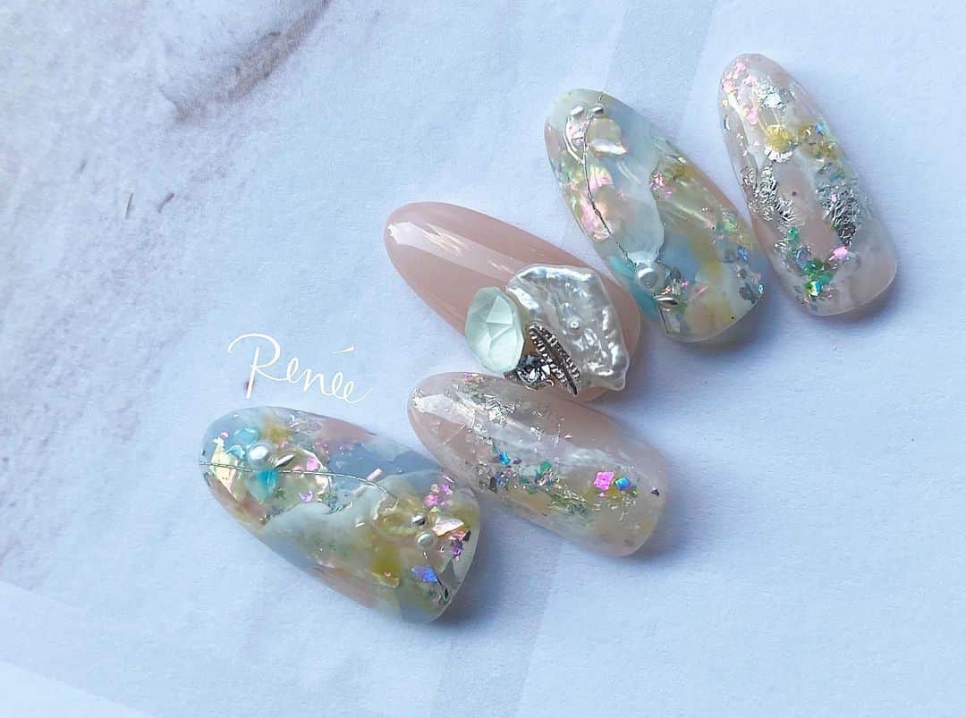 埜藤理恵のインスタグラム：「new spring art.....,﻿ 優しいカラーで手が白く綺麗に見えるカラーを﻿ 使用して作りました♡﻿ ﻿ こちらのアートは﻿ インスタライブでデモ予定です🐰﻿ カラー選びのコツや﻿ 全体のバランスの取り方や﻿ ストーン選びなども﻿ お伝えしますね⭐︎﻿ ﻿ 1/27(水)20時〜21時まで﻿ @spacenail_fleurir ﻿ アカウントにて﻿ ←フォローしていただくと﻿ 通知がいくかと思います😊﻿ ﻿ 久しぶりのインスタライブで﻿ 緊張するかもしれませんが﻿ 暖かく見守ってくださいw﻿ ﻿ また近づいたらお知らせします♪﻿ 1/27←スケジュールに✍️﻿ お願いします♡🥺♡﻿ ﻿ ﻿ 最後の写真に他の先生方の﻿ スケジュールも載ってます💕﻿ check✔️👆🏻﻿ ﻿ ﻿ ﻿ ﻿ ﻿ nailsalon Renée®︎﻿ ￣￣￣￣￣￣￣￣﻿ リピート率95%﻿ TV.メディア出演﻿ スタッフ全員資格保持者﻿ カラー300種類以上﻿ パーツ1000種類以上﻿ 雑誌掲載デザイン多数﻿ ﻿ ﻿ ﻿ ▫︎Renée梅田本店﻿ 【open-close】10:00〜21:00﻿ 【定休日】不定休﻿ 【add】大阪市北区堂山町15-23-908﻿ ﻿ ▫︎Renée les deux梅田店﻿ 【open-close】10:00〜21:00﻿ 【定休日】不定休﻿ 【add】大阪市北区堂山町15-23-1003﻿ ﻿ ▫︎Renée by Beauland Ashiya芦屋店﻿ 【open-close】10:00〜21:00﻿ 【定休日】不定休﻿ 【add】芦屋市業平町6-11 Ashiya grotto 302﻿ ﻿ ﻿ ﻿ ﻿ ▶︎▶︎▶︎初回クーポンご利用頂けます﻿ ￣￣￣￣￣￣￣￣￣￣￣￣￣￣￣￣﻿ ご予約はプロフィールTOPのリンク内﻿ URLをご利用下さい。﻿ ﻿ ﻿ ﻿ メニューに迷った方やご相談は…﻿ ﻿ 　　🤍Renée公式LINE🤍﻿ ─────────────﻿  【@bos7903t】←※@から入力🔍﻿ ﻿ ﻿ ﻿ ﻿ ﻿ #nail#nails#gelnails#nailart#ネイル#ジェルネイル#美甲#네일#젤네일#冬ネイル#nailsalonrenee#ネイルサロンレネ﻿ #大阪ネイルサロン#梅田ネイルサロン#芦屋ネイルサロン#神戸#芦屋#beauland#冬ネイル﻿ #芦屋ネイルサロン#love#instagood」