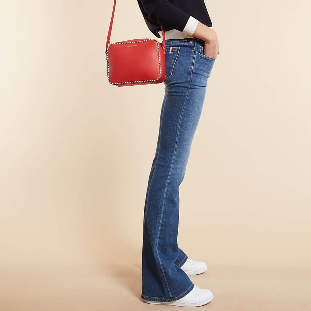 イネスドゥラフレサンジュのインスタグラム：「Les Jeans d'Ines C'est un vrai basique, quelle que soit sa couleur, plutôt droit mais pourquoi pas aérien, brut ou délavé. Ines s'est associée à Atelier Notify pour créer le jean parfait ! — Ines' Jeans Denim, whatever its colour, rather straight but why not air, raw or faded, is a real basic... better to have several of them!Ines has joined forces with Atelier Notify to create the perfect jeans…  #inesdelafressange #inesdelafressangeparis #jeans #ateliernotify」