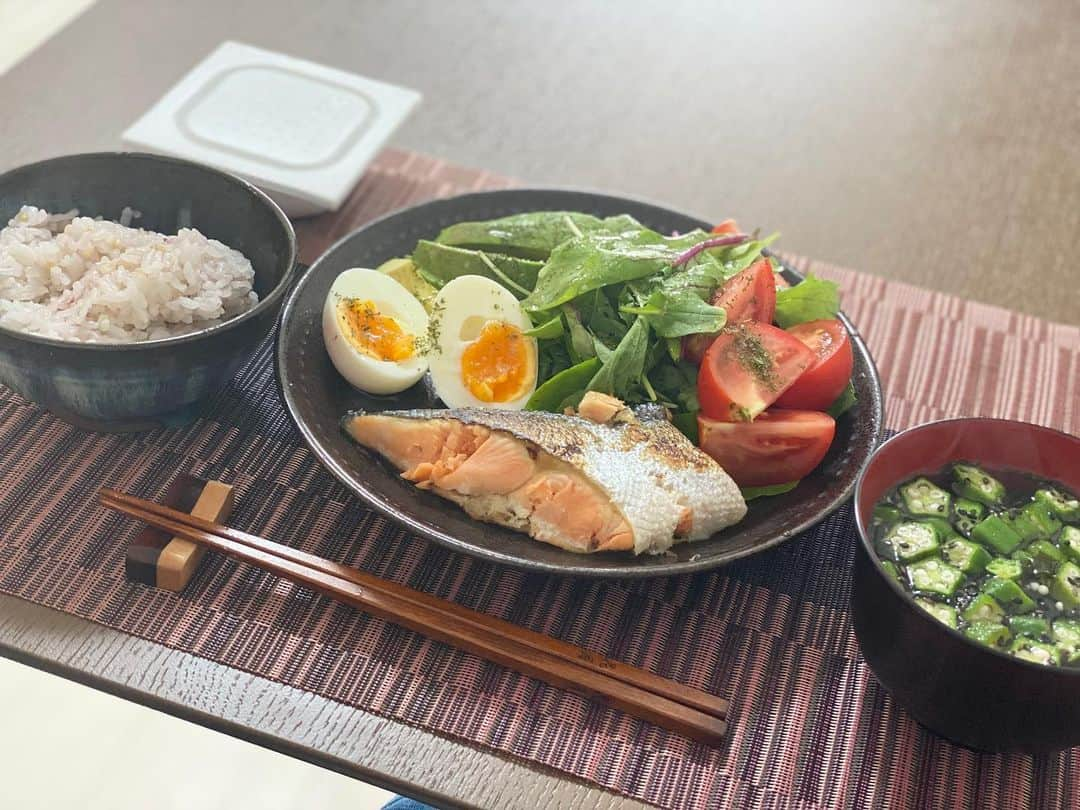 福島慶子さんのインスタグラム写真 - (福島慶子Instagram)「即席lunch🍽  魚はフライパンでも使える クックパーにのせて焼いてる間に 冷凍しておいたご飯をチン🍚 お皿にベビーリーフをもって 5秒ぐらいでトマト🍅カットして ゆで卵は作り置きしていたもの🍳  味噌汁茶碗に もずくと冷凍オクラ(チンして解凍したもの) 液体の出汁と醤油を入れてお湯を注ぐ‼️  合計　10分ほどで出来上がるご飯💪  #出来るだけ魚を食べたい #ダッシュで食べ終わる #かまっちゃんの息子と話しながら作って食べる日々 #オメガ3 #高タンパク #低脂質 #和食ごはん  #産後ダイエット#授乳中ごはん  #産後ダイエット記録#おうちごはん」1月19日 21時36分 - keiko_fukushima