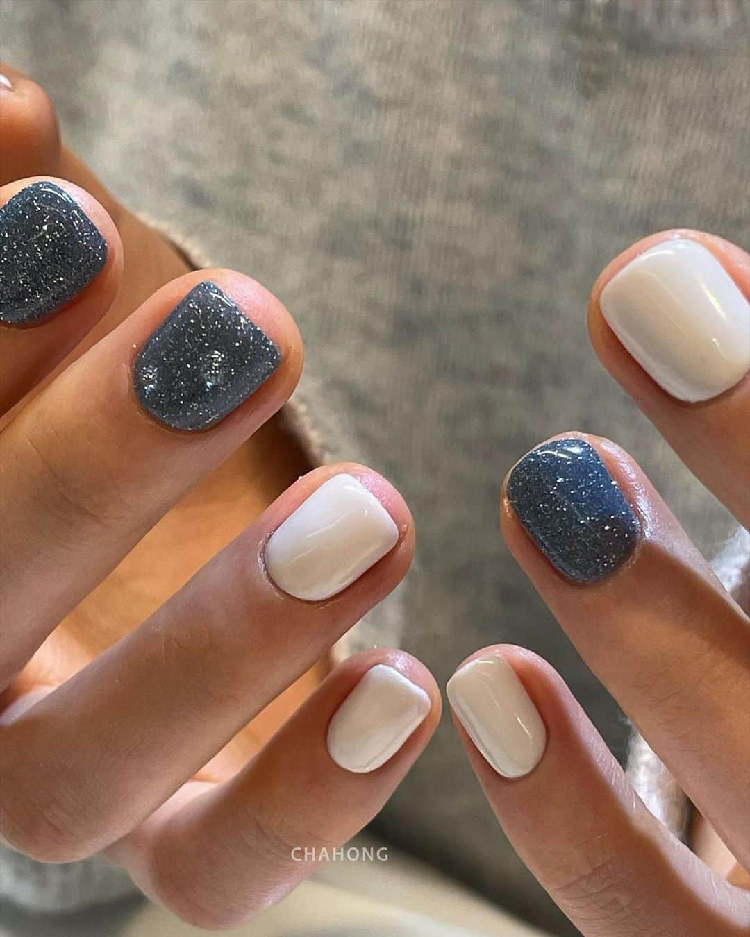 Icegel Nailさんのインスタグラム写真 - (Icegel NailInstagram)「아이스젤 온오프젤!! 자연빛에도 이렇게 예쁘다니까요✨  Repost @lsmnailart ・・・ 여리여리한 글리터✨ 자세히보면 물방울도 있지요🤎 #글리터네일 #온오프젤 #아이스젤 #반사젤 #후레쉬젤  ㅤㅤㅤㅤㅤㅤ  예약문의  프로필 오픈카톡 빠른예약  02-545-8520  ㅤㅤㅤㅤㅤ ㅤㅤㅤㅤㅤㅤ @chahong.official @chahong_official #차홍아르더이승민」1月19日 21時28分 - icegelnail