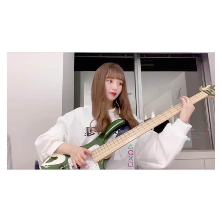 MINAのインスタグラム：「. Adoさんの「うっせぇわ」ベース弾かせていただきました！！ ついつい口ずさんでしまう🥰」