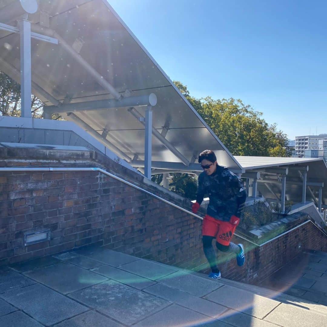 和田毅さんのインスタグラム写真 - (和田毅Instagram)「⚾️ 第3クール　2日目。 今日は長崎自主トレ恒例階段ダッシュ💨 今日は天気もよくて、遠投もしっかりできたので、立ち投げですがブルペンにも入りました⚾️ #昨年の今頃よりは #肩の状態も良くて #しっかり投げられてます #階段ダッシュのとき #撮ってもらったんですが #太陽のいたずらなのか #映えるような写真が撮れた😊 #長崎平和公園の近くだから #パワーを与えてくれたのかな」1月19日 21時33分 - tsuyoshiwada.21