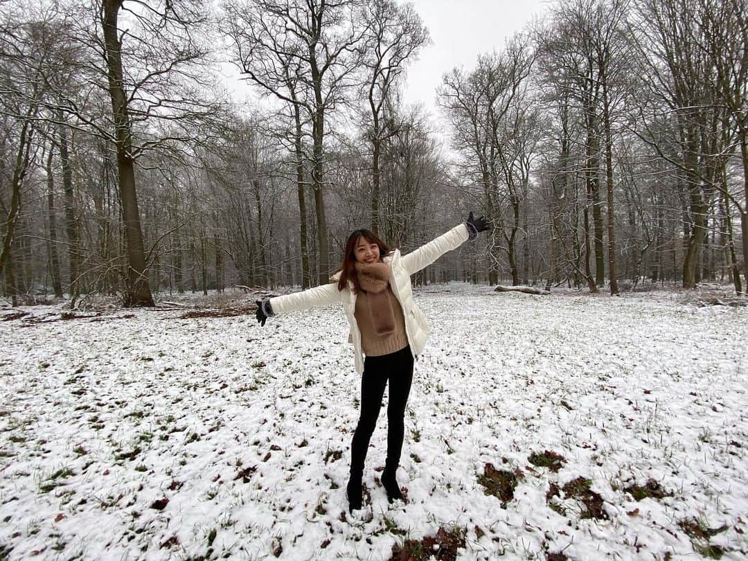 青木茉耶のインスタグラム：「2021年初投稿❄☃ . . ミュンヘンの方は結構前から、積もってるみたいだけど 私たちの住んでるところでは初めて雪が積もった！！ . お散歩しに森の方へ🌳🍃 野生の鹿さんに会えた🦌🤍 写真撮りたくて探したけど2度目は見れず残念🥺 . . ベランダにある雪で結構大きな雪だるまが作れた☃️ いびつだよね、なんか変だよねwww なぜか、モヒカンだし。。笑 ニワトリにも見える🐓 まぁ面白かったからよし🙆🏻‍♀️🤣 . . 東京はこんな風に雪遊び出来ることなんてなかったし なんだか新鮮で楽しくて ロックダウンで何も出来ない中 少しでもリフレッシュ出来てよかった👏 . . . #ドイツ #ドイツ暮らし #ドイツ生活 #雪景色 #雪 #お散歩 #雪だるま」