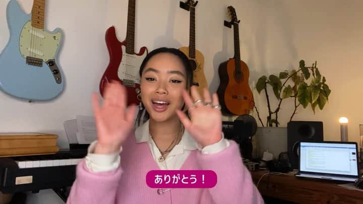 のインスタグラム：「【Griff】 ベットルームから世界へ飛び出した次世代ポップ・プリンセス‼️  UK出身の天才肌シンガーソングライター、グリフが新曲「ブラック・ホール」をリリース✨  是非聴いてみてください☺️🎶 #griff」