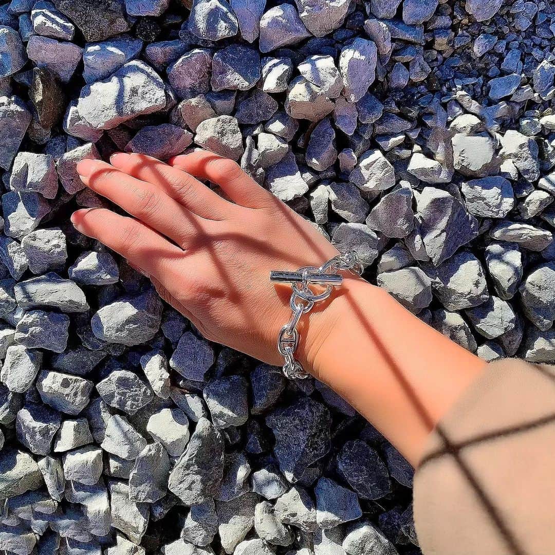 のインスタグラム：「. @hermes ♡♡♡  春準備の第一号に仲間入りしたこの子♡ 少しずつ一生物と呼べるジュエリー揃えていきたい✨ . さて何とコーデしましょ¨̮∗⿻ᐝ . #hermes #chainedancre #西日強め」