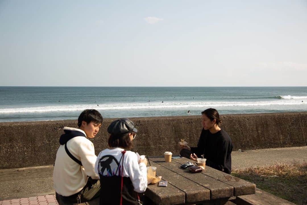 のインスタグラム：「南国らしいchillな休日🌴  写真撮らせてくれてありがとう😚😚 カメラ修行中🎞  私のマーブリングした板にも乗ってもらった🏄🏾‍♂️🔥 嬉しいなぁ〜🎨🎨🎨  @yuyasunachi  @surfukun  @kaito__morizono  @toooommmy56   #宮崎#南国#miyazaki#myzklife  #surfing#japantrip#サーフトリップ #旅行写真 #日本旅行 #朝日#海#beach#ビーチ#旅行#田舎暮らし #南国暮らし#ボブ#ショートボブ#サーフボード#canon_photos #5dmarkiii」