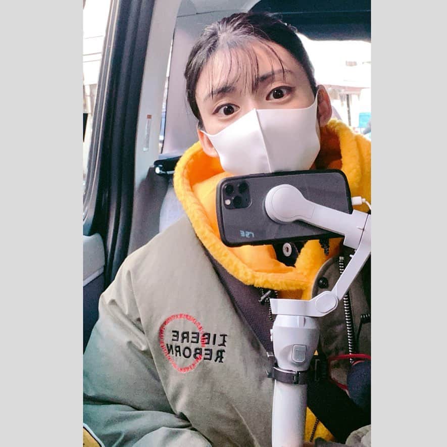のインスタグラム：「33歳になりました❗️🎂 今日のロケにて 33歳1枚目の写真はだいぶゆるゆるです。  日頃からみなさまの応援、メッセージ本当に感謝しています🍀  おかげさまでどんどん楽しくハッピーに過ごさせていただいています🥳 とても幸せ🍀 本当にいつもいつもありがとう❗️ もっと楽しんでもらえるように 頑張っちゃう☺️✨  これからもどうぞよろしく お願いします😉✨」