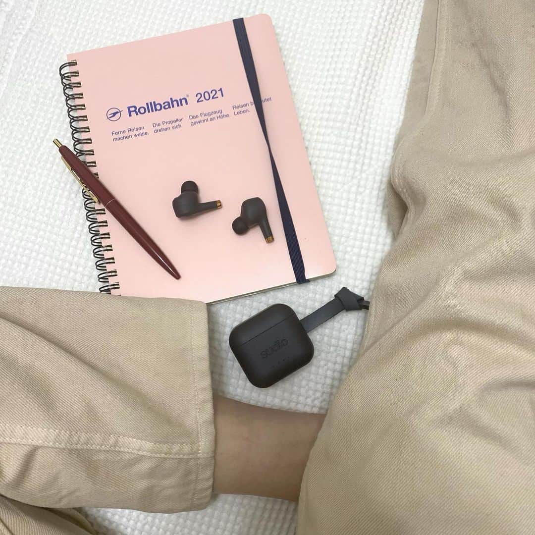佐藤里緒菜のインスタグラム：「_﻿ 日記つけるのは続かないけど﻿ 音楽聴きながら脳内を書き出すようにしてる〜﻿ 年明けてから買ったRollbahnは半額だった🤞🏻﻿ イヤホンは @sudio  公式サイトでクーポンコード「riona__」﻿ 入力で15%オフです🤞🏻（〆21/2/20）」