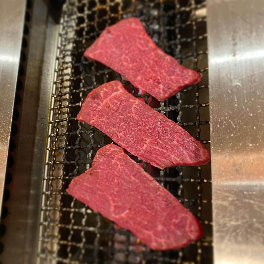 繁田梨世さんのインスタグラム写真 - (繁田梨世Instagram)「萬野で初めて食べた焼き肉🥩  . . . 女子会で焼肉をいただきました🥰  . . 去年の話ですが、タレが特に美味しかったな〜  . . 変わった部位も頼んだけど忘れちゃいました。 . . ここはお一人様でもいけるな😏 . . #大阪#ルクア#萬野屋＃焼き肉＃肉女子#女子会#また集まりたい#お肉を焼いてくれる女子#好き#タン#ユッケ#ホルモン#焼き肉食べたい」1月19日 21時53分 - shigesurumedayo