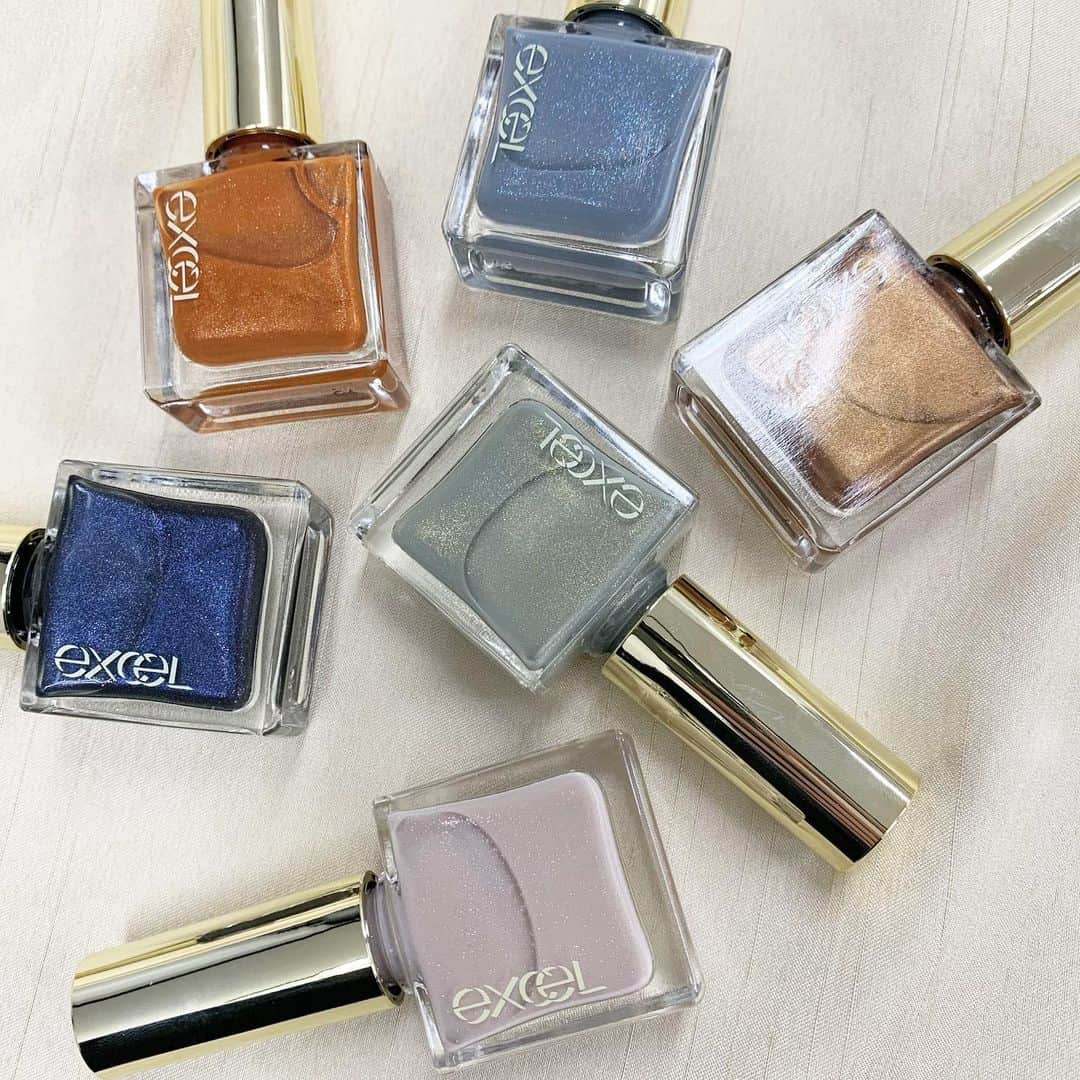 のインスタグラム：「エクセルから限定ネイルが登場💅💕テーマは「異国情緒」🐫エッジの効いたモードな全６色。﻿ ﻿ 配合されているパールが色によって全部違うので、その色にあった繊細な透明感のある発色を実現💕一度塗りではトレンドのシアーな発色、二度塗りでは見たまま色に。﻿ おしゃれなカラーと上品なパールで高見え💕﻿ ﻿ エクセルのネイルは速乾性・落としやすさも人気の理由💅セルフネイルを楽しみたい方におすすめネイルです❗️﻿ ﻿ 色バリエは﻿ ２枚目：NL20　ソルティレイク﻿ 軽やかな清楚なイメージのサックスブルー（偏光カラーパール in）﻿ ﻿ ３枚目：NL21　ピスタチオパイ﻿ 上品なモスグリーン。ブランドいちおしカラー（微細ゴールドパール in）﻿ ﻿ ４枚目：NL22 　アンテロープクリフ﻿ 神秘的なブラウンゴールド（メタリックパール in）﻿ ﻿ ５枚目：NL23　ハネムーン﻿ きらめきのライラックグレー（虹色ホログラムパール in）﻿ ﻿ ６枚目：LN24　ランタンフロート﻿ ビビッとなブライトオレンジ（大粒暖色パール in）﻿ ﻿ ７枚目：NL25　スターリーナイト※オンライン限定発売﻿ 星空のようなネイビー（金銀光沢パール in）﻿ ﻿ ﻿ エクセル ネイルポリッシュ N NL20～25(全6色）　各10ml ¥1,000（税抜）﻿ ﻿ #エクセル #excel #ネイル #セルフネイル #ネイルポリッシュ #スウォッチ #コスメレポ #美的 #bitekicom #美的プチプラコスメ #美的ドラコス」