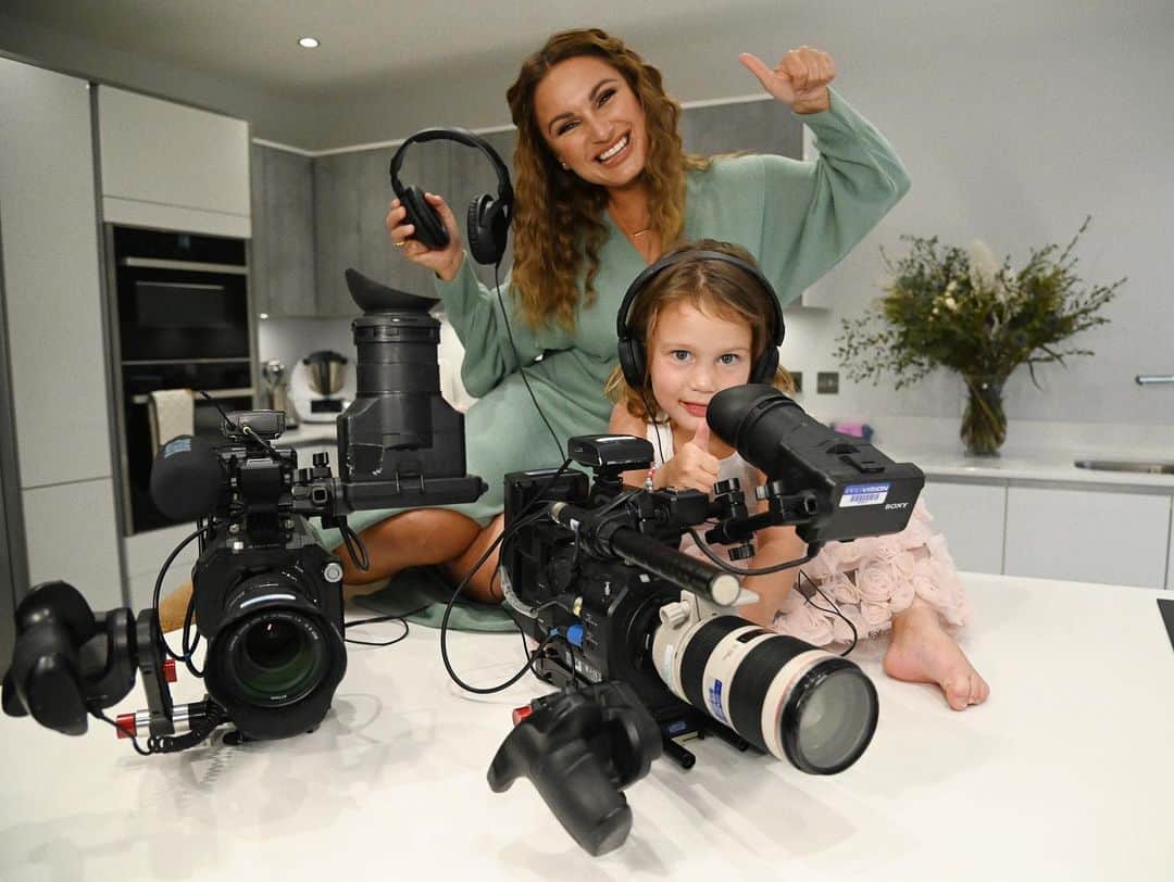 サム・フェアーズのインスタグラム：「Filming scenes at home 🎥👨‍👩‍👧‍👦   @mummydiariesofficial @itvbe」