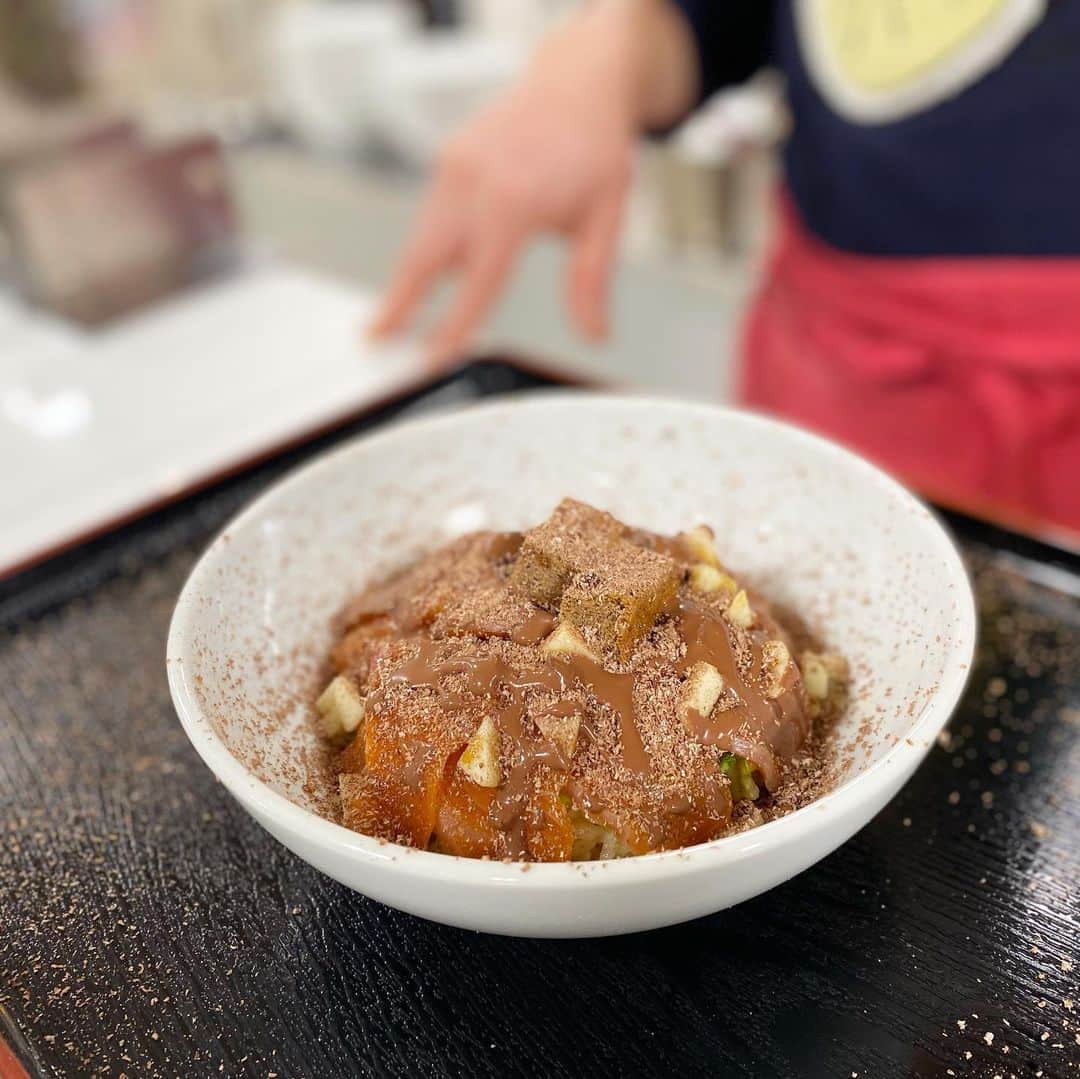 市川歩美のインスタグラム：「「カカオ寿司って⁉️」 ということで、今夜はサロン・デュ・ショコラ公式インスタグラムアカウントで、開催前夜の東京会場からライブ❗️  アマゾンカカオの太田哲雄さんの「アマゾンカカオ寿司」をレポートしました。  酢飯にカカオの果肉でマリネした信州のキャベツとりんご、信州サーモン、カカオソースなどなど。  既存のものを少し変化させたとかでなく、太田さんは根本からの創造、だから面白いんです。  初めてたべて、かんたんに感想がいえないのは、感覚を動員するから！美味しかったですよー！  サロン・デュ・ショコラのインスタライブをご覧下さったみなさん、太田さん、ありがとうございました♡  #ilovechocolate  #chocolat #chocolatelovers  #chocolate #チョコレート #チョコレート大好き #チョコレート好き #ショコラ #チョコレート好きと繋がりたい #チョコレートケーキ #カカオ #cacao #アマゾンカカオ #アマゾンカカオ寿司 #サロンデュショコラ東京2021#太田哲雄シェフ」