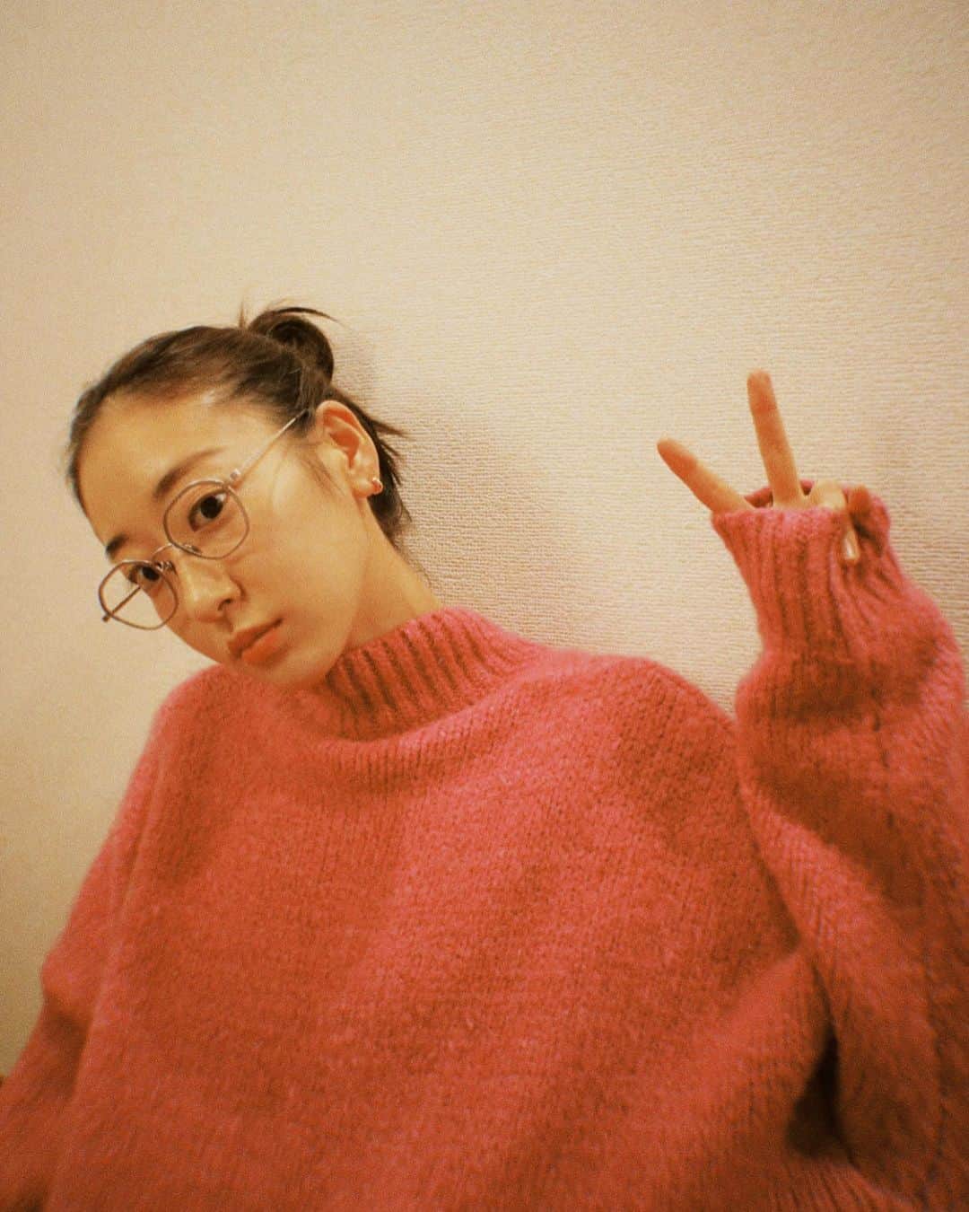 鮎川桃果のインスタグラム：「最近はインドア楽しんでます 外は寒いし、お家がいい🦙 料理したり映画みたり 家でもやりたい事はけっこうある  外出たい時は、”世界の散歩”系のテレビを見て海外に行った気分になるの🗺  I have a lot of things I want to do at home  #kearny_eyewear #kearny #鮎川桃果」