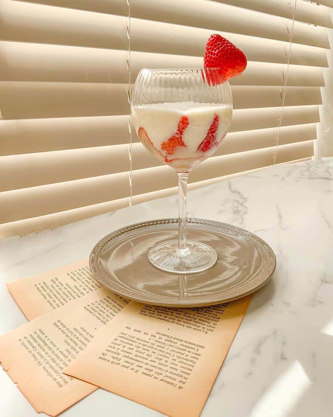 和希詩織のインスタグラム：「さっぱり🍓#おうちカフェ . . . プレーンヨーグルトを最初単体で味わってイチゴと一緒に味変できる✨ MYフルーツオンザボトム🍓 苺の酸味とヨーグルトのハーモニーですわ🌟 シンプルでさっぱりしてて 何を加えても美味しいから明治ブルガリアヨーグルトがめちゃ好き😋 . . 実家にいた頃も食べすぎて怒られた時ある😎笑 . . . 朝ご飯お米とかの気分じゃない時もたっぷり食べる時もある！ 美味しく腸活できるのがめちゃくちゃよき。 . . . . . . . #丁寧に暮らす #腸活#朝活#おうち時間#ステイホーム#ヘルシーおやつ #ヨーグルト #プレーンヨーグルト #フルーツオンザボトム #プレーンを楽しむ #明治ブルガリアヨーグルト #PR」