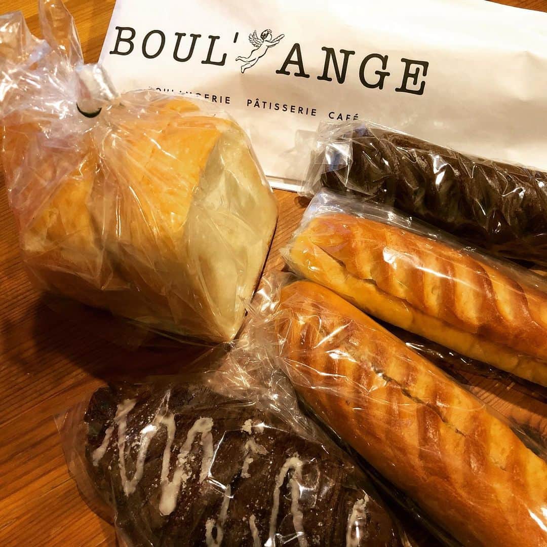 大西結花のインスタグラム：「たくさん買っちゃったのはいいけどミルクフランスの割合よ（笑） 三種類で収めてみた🤣  #ミルクフランス #好きすぎる #パン #美味しい #パン屋さん #大西結花 #yuka #yukaonishi #japan #tokyo #日本橋 #boulangerie #boulange #バゲット #食パン」