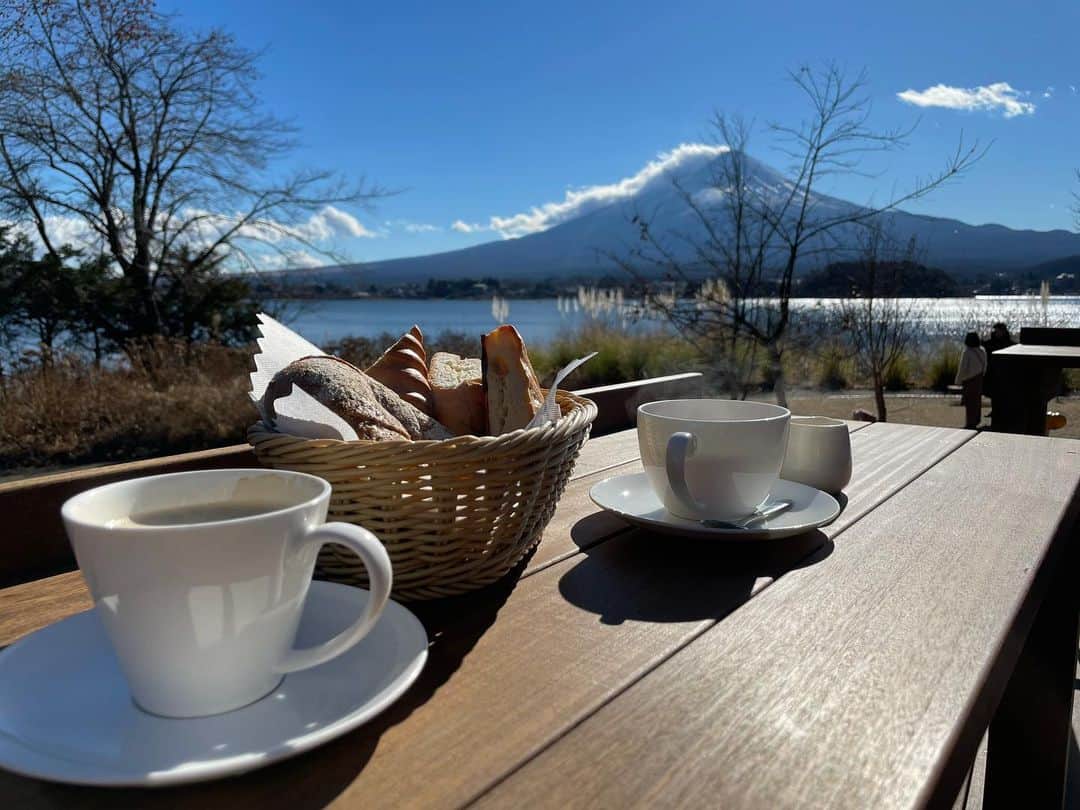 藤井美加子のインスタグラム：「☆ 富士山を見ながら焼き立てパンを食べる お気に入りの最高のスポットなの。  #大石公園#天然酵母パン#レイクベイク#絶景#富士山#河口湖#mtfuji#kawaguchiko#lakebake#japan#japantravel」