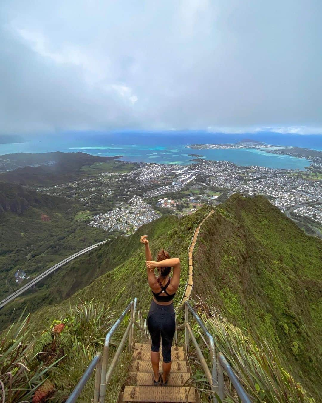 羽石杏奈さんのインスタグラム写真 - (羽石杏奈Instagram)「This place is definitely worth the loooong hike🏃🏽‍♀️💚 Hiking is one of my things, and stairway to heaven was one of the best I’ve done for sure! . 合計10時間くらいかけて登った、 ハワイでのハイキング🌈 道中の景色も、途中休憩のスナックも、 1日中友達と自然の中で過ごす時間も、 全てすっごく好き！ 日本でもおすすめあったらぜひ知りたいです🌼 #hawaii #haikustairs #stairwaytoheaven #808」1月19日 22時01分 - hawaiianna913