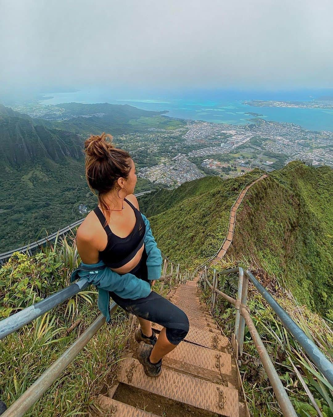 羽石杏奈さんのインスタグラム写真 - (羽石杏奈Instagram)「This place is definitely worth the loooong hike🏃🏽‍♀️💚 Hiking is one of my things, and stairway to heaven was one of the best I’ve done for sure! . 合計10時間くらいかけて登った、 ハワイでのハイキング🌈 道中の景色も、途中休憩のスナックも、 1日中友達と自然の中で過ごす時間も、 全てすっごく好き！ 日本でもおすすめあったらぜひ知りたいです🌼 #hawaii #haikustairs #stairwaytoheaven #808」1月19日 22時01分 - hawaiianna913