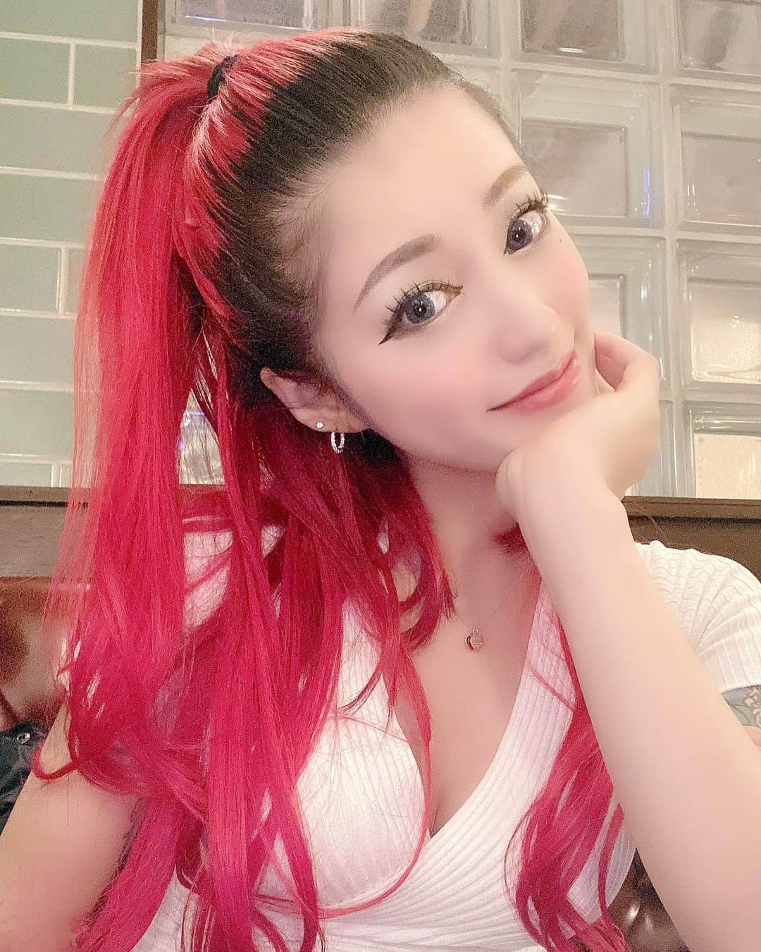のインスタグラム：「. ひと足お先に誕生日🎂プレゼント🎁貰いました🥰✨ 大好きなスワロフスキー　@swarovski 😌✨✨  iPhoneケース、ピアス、指輪💍でした😘🤲  ちなみに、iPhone12だけど新しくスワロフスキーからディズニーの凄く可愛いケースありました😌 私は11proなのでダメでした😭  いつも有り難う❤️  #誕生日　#誕生日プレゼント　#birthday #birthdaypresent #swarovski #jewelry #ring #pircing #earrings #iphone #caseiphone #iphonecase #redhair #longhair #赤髪　#赤髪ロング　#アリエル　#アリエルヘア　#ハーフアップ　#ヘアスタイル　#ヘアカラー　#hairstyle #haircolor #ariel #arielhair #thelittlemermaid #mermaid #マーメイド　#プレゼント　#present」