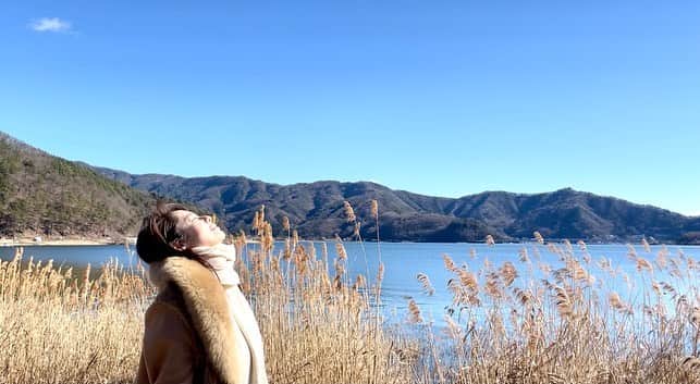 藤井美加子さんのインスタグラム写真 - (藤井美加子Instagram)「先週更新したYouTube。  実は私の娘の撮影で、友達の娘ちゃんが編集してくれました。仕上がった動画を見た時、なぜか涙が溢れて仕方なかったです。愛に包まれた感じがした。  この素敵な景色を見せたいなぁ。早く行けますように🙏🗻  #富士山#河口湖#パワースポット#mtfuji#japan#japantravel#kawaguchiko#lake」1月19日 22時08分 - mikako_miki
