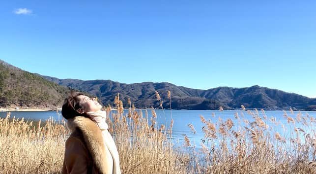 藤井美加子のインスタグラム：「先週更新したYouTube。  実は私の娘の撮影で、友達の娘ちゃんが編集してくれました。仕上がった動画を見た時、なぜか涙が溢れて仕方なかったです。愛に包まれた感じがした。  この素敵な景色を見せたいなぁ。早く行けますように🙏🗻  #富士山#河口湖#パワースポット#mtfuji#japan#japantravel#kawaguchiko#lake」