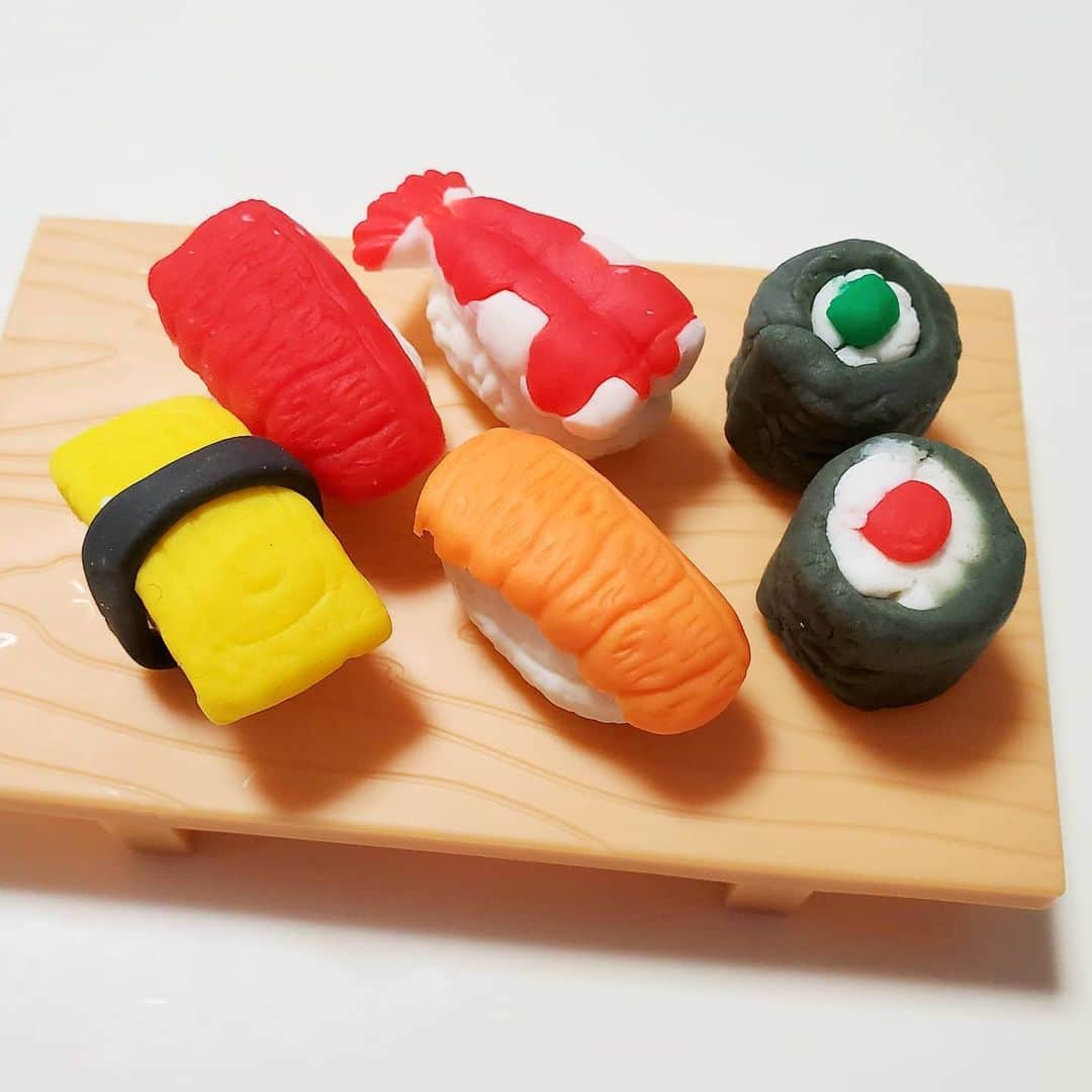 市川笑野のインスタグラム：「童心に帰って息子と粘土遊び！ 近頃の粘土セットには、色々な型が付いていて面白い！ #お寿司 #粘土遊び #japan」