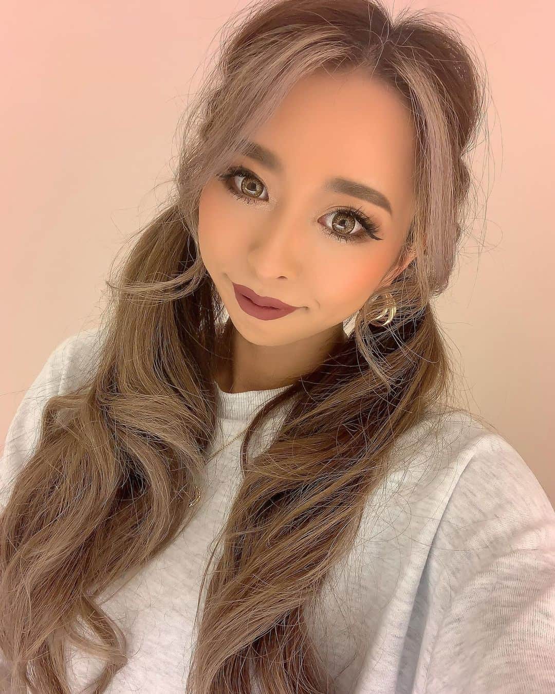 まあーか（まかたん）のインスタグラム：「. にこーてすると🐹 まるまるコロコロ出ちゃう🙂🙃 錯覚キングです👑 .  #selfie#黒肌 #instagood #follow  #冬コーデ#海外ファッション#ootd#セルフィー#エステ#ギャルしか勝たん #黒ギャル #トレーニング #尻トレ #眉アートメイク #エステ#美肌ケア#美容#サロン#カラコン#バレイヤージュ#2021#🐮#ツインテールアレンジ #髪改善トリートメント #緊急事態宣言」