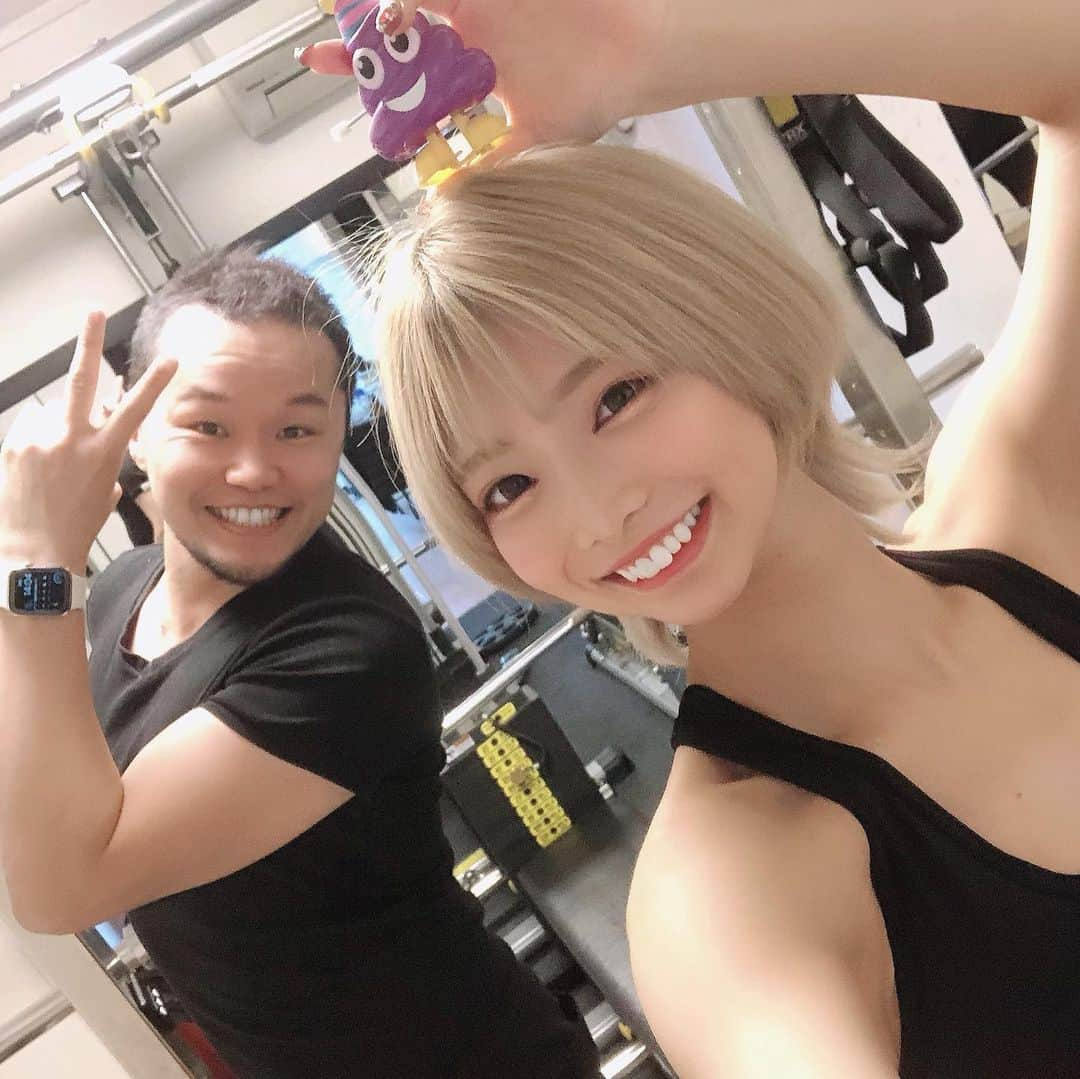 米倉みゆさんのインスタグラム写真 - (米倉みゆInstagram)「なんでちょっと顔ひきつってんだ😘(笑) . . 今日は尻と内腿のトレーニングしました！スクワットプルプル😖😖😖 . お尻あがってると嬉しくてその日ずっとお尻触っちゃう。(笑) みんなも体鍛えてますかー？ . . . . . . . . 恵比寿にあるパーソナルトレーニングジム LAKAS @kengo6010  米倉みゆの紹介で！と言っていただくと KENGOさんのトレーニングが初回2500円で受けられます💪💪 . . LINEで完結する『リモトレ』 も今だと初月無料みたいです！忙しくてなかなかジムに通えない方もぜひ！ . . #KENGO #プライベートジム #パーソナルジム #ジム女子 #ジムウェア #ジム通い #ジムトレーニング #ジム活 #ジム初心者 #パーソナルトレーニング #恵比寿 #japanesegirl #bodymake #beautygirl #hipup  #美活 #トレーニング動画 #トレーニングウェア #トレーニング女子 #バックショット #トレーニングジム #リモトレ #オンラインダイエット #リモートトレーニング #美尻 #美尻トレーニング #尻 #尻トレ #桃尻 #尻トレーニング」1月19日 22時13分 - yone__miyu630