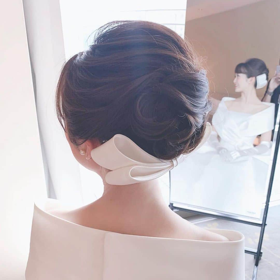 のインスタグラム：「. 🏷 #クラシカルヘア #ブライダルヘア #ヘアアレンジ . いろんなクラシカルヘアアレンジを集めました❤︎ . 王道クラシカルのかわいらしい雰囲気からハットをを合わせたカッコいいもの、ボンネでちょっぴり個性派に… . ぜひお気に入りを見つけて❤︎ . Photo by @mika.mydresser @______poco______  ——————————————————— トキハナの公式サイトでは 会場・ドレス・ヘアメイクなど たくさんのアイテムをご紹介👗👑 @tokihana_weddingからHPをチェック♡  トキハナでは、「ベストレート保証」「持ち込み自由」の特別なプランを用意⛪ 元プランナーが、安心できる結婚式場を中立な立場で一緒に見つけます😊  LINEやサロン、オンラインで元ウエディングプランナーに無料相談！ 1分でカンタン結婚式場診断も🕊️  "1/28（木）19:00よりオンラインイベント開催！王道からトレンドまで👗花嫁に大人気のドレスサロンから生LIVE📹✨ " QR▶︎▶︎▶︎お友達登録より視聴可能✨ ———————————————- .  #ブライダルヘア#花嫁ヘア#シニヨン#結婚式ヘア#前撮り#白無垢#和装前撮り#hairarrange#ウェディングヘア #お団子ヘア#編み下ろし  #クラシカルヘア #クラシカルヘアアレンジ #大正ロマン #日本中のプレ花嫁さんと繋がりたい #卒花嫁さんとも繋がりたい」