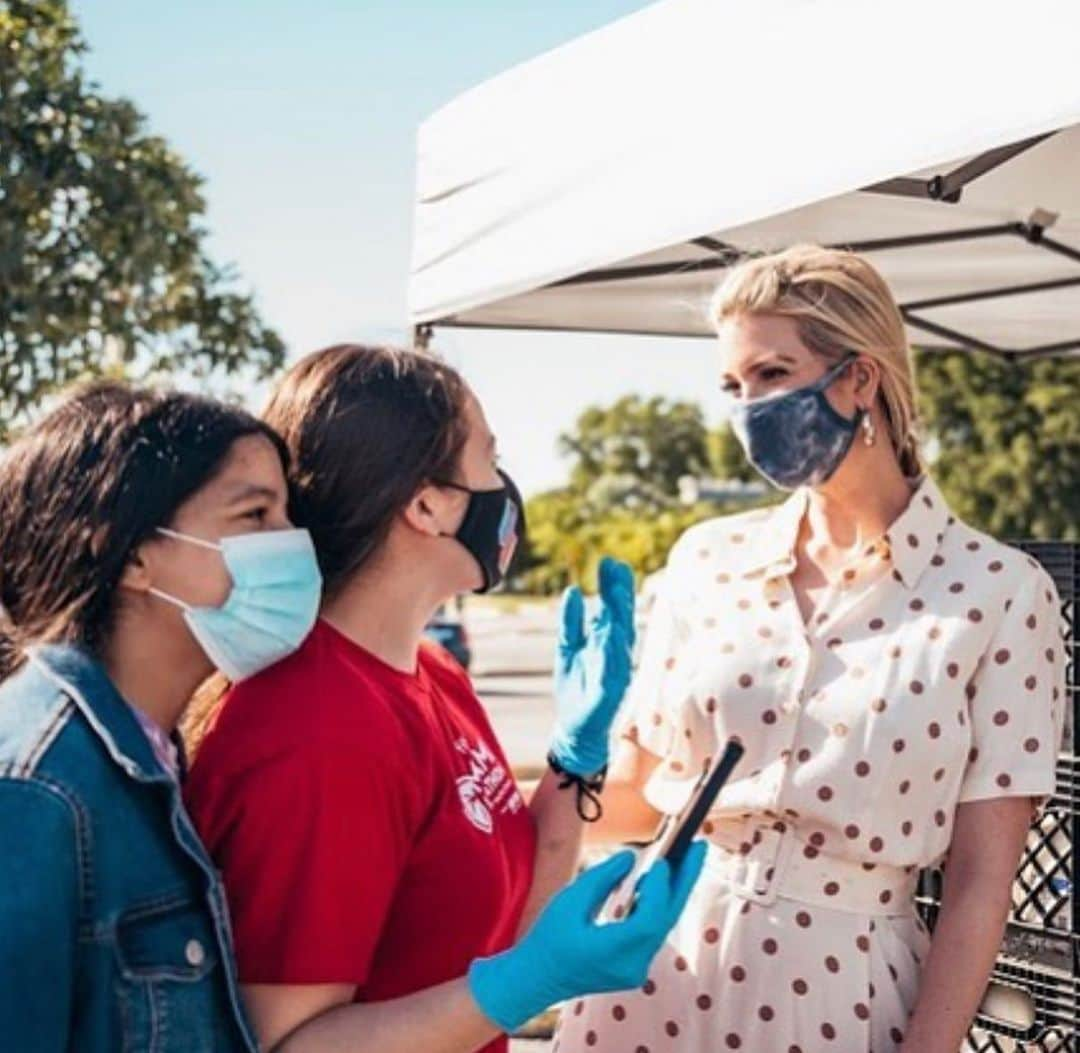 イヴァンカ・トランプさんのインスタグラム写真 - (イヴァンカ・トランプInstagram)「Today, our Farmers to Families 👩‍🌾 Food Box program will roll out Round 5 adding $1.5 Billion of new funding. Created to fed hungry Americans during the COVID-19 pandemic, F2F has fed over 3.3 Billion nutritious, locally-sourced meals from America’s small farms to families in need. 🇺🇸   I am grateful to POTUS, the team at USDA and everyone involved in helping us stand up this impactful program! 🙏」1月19日 22時17分 - ivankatrump