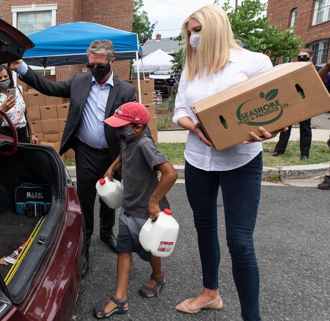 イヴァンカ・トランプのインスタグラム：「Today, our Farmers to Families 👩‍🌾 Food Box program will roll out Round 5 adding $1.5 Billion of new funding. Created to fed hungry Americans during the COVID-19 pandemic, F2F has fed over 3.3 Billion nutritious, locally-sourced meals from America’s small farms to families in need. 🇺🇸   I am grateful to POTUS, the team at USDA and everyone involved in helping us stand up this impactful program! 🙏」