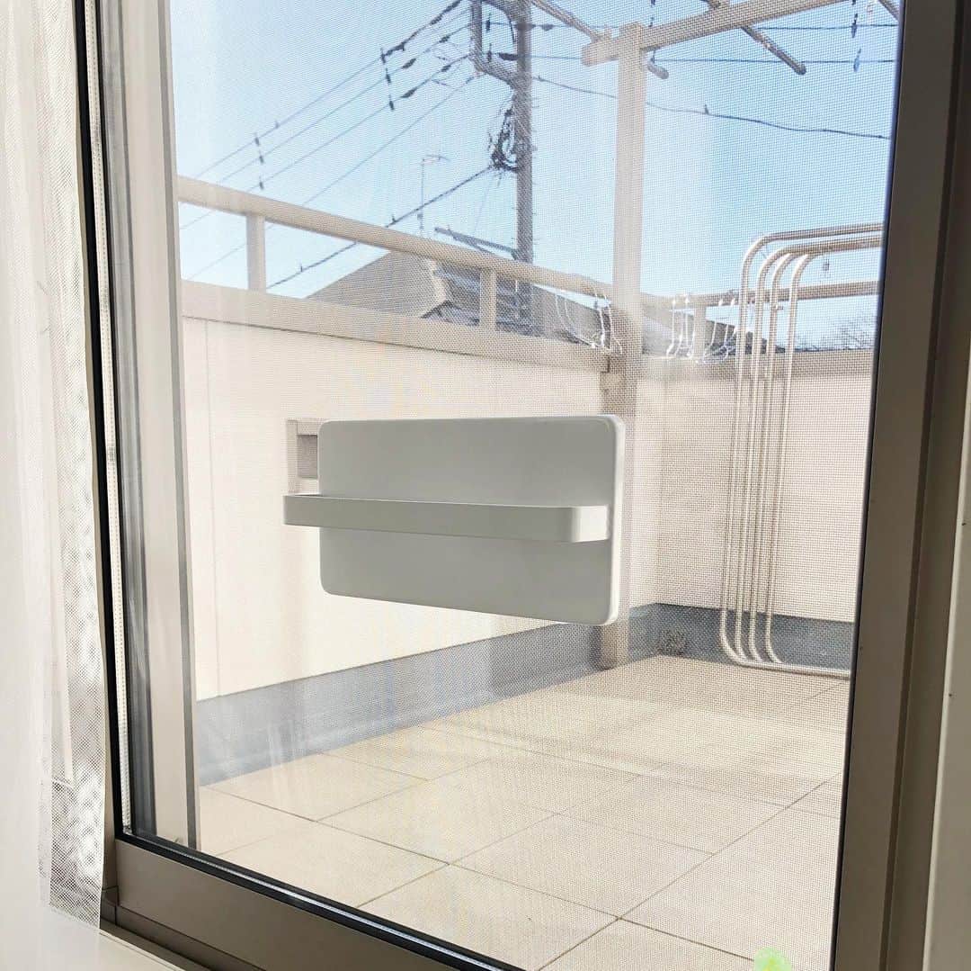 akaneのインスタグラム：「2021.1.19  ずっと悩みだったベランダスリッパ問題🩴  実はずっと外に出しっぱなしの雨ざらし状態でした🤣  そのため劣化は早いし、雨の次の日は濡れててすぐ履けない状況に😅  なので窓に貼り付けて使う 【tower】ツーウェイベランダスリッパラック ホワイト  をついにゲットしました！！！  @hinatalife  さんで見つけました😊  吸盤で窓に貼るだけ簡単♪ ツーウェイという事で、壁にネジ打ちも出来ます！  これの良いところは サッと取り出せるのに カーテン閉めたら全く見えなくなるところ笑  これは私の求める使いやすく且つ見た目も美しい美的収納の条件を軽々クリアしてるところ😍  カーテン閉めると全く分かりません🤩  でもペラっとカーテンめくると安心して下さい！ 隠れてますよ😂  これで今年もプチストレス一個解消です😆  今年も変わらず、プチストレスを見て見ぬふりせず、一つ一つ潰してやりますよ〜→怖いっ😂  ひなたライフ公式アプリを ダウンロードで1回限りですが10%オフクーポン出てます！  でももうダウンロードしてるしっ💦ていう方は  【aorganize10】  で同じく10%オフになりますので良かったらお使い下さい✨  ※2021年1月31日23：59まで有効  #hinatalife #ひなたライフ#ひなたライフ公式アンバサダー #ひなたライフスタイル#山崎実業#山崎実業タワーシリーズ #ツーウェイスリッパサンダルラック#ベランダ#ベランダスリッパ#スリッパラック#収納グッズ#収納アイデア#収納方法#整理#整理収納#整理収納アドバイザー#収納」