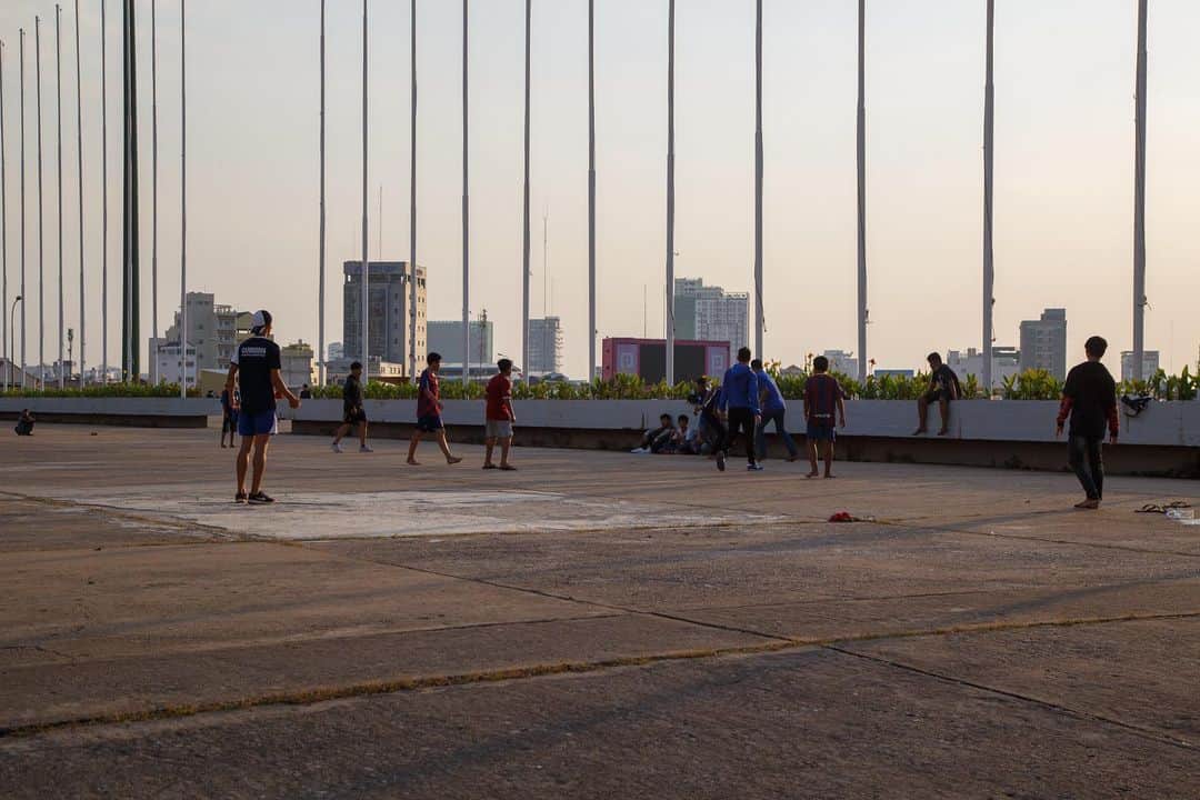 Shunsuke Miyatakeのインスタグラム：「Kids playing football on a street till sun sets, Phnom Penh, Cambodia」