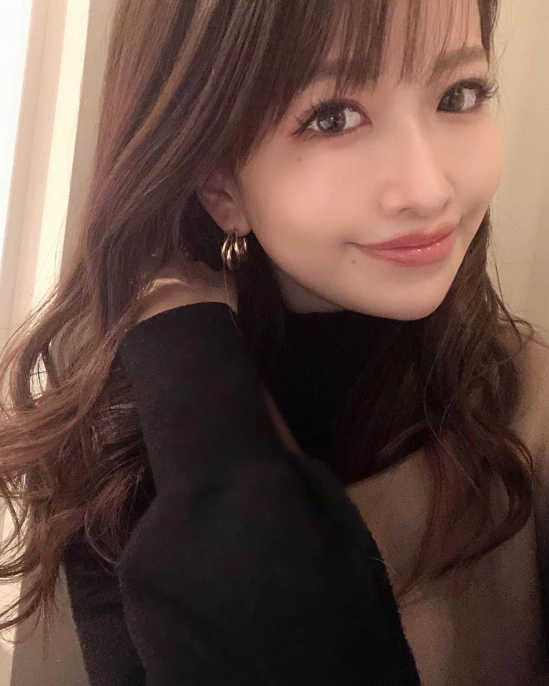 のインスタグラム：「.  @graciaclinicofficial で糸リフトを 受けてから約1ヶ月が経ちました🥰 変わらずフェイスラインが 綺麗に保たれてて横顔のラインを 褒めてもらえる事が増えました😭✨ @dr_guccy 先生は本当に施術が どれも上手くて有名なので 早くまた福岡行きたいな😌✨ #グラシアクリニック #graciaclinic #drguccy #樋口隆男 #美容外科 #糸リフト #たるみ治療」
