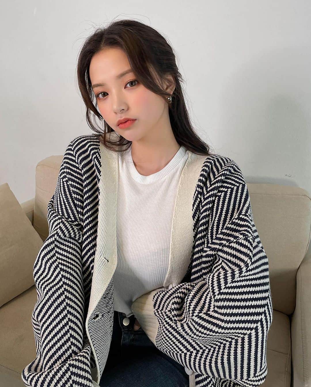 Chuuのインスタグラム：「겨울과 봄 사이 필수템 가디건✨  낙낙한 핏으로 체형을 커버해주고 여러 이너와도 잘 어울리는 가디건이에요! 헤링본 체크 패턴으로 포인트 코디로도 굿굿💫 지금부터 간절기에도 쭈-욱 입는 가디건이니 꼭 소장하세요☺️  #chuu#chuuseoul」