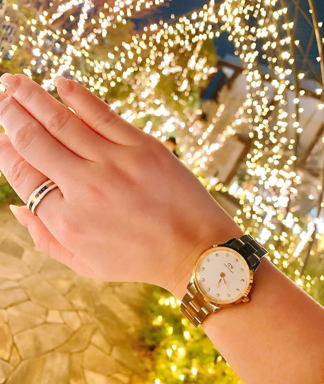 坂口莉果子さんのインスタグラム写真 - (坂口莉果子Instagram)「どんなコーデでも手元を上品に見せてくれる @danielwellington さんの腕時計とリング☺️  冬になるとよく着るダークカラーのお洋服にも合うデザイン👗  ⌚️腕時計 ICONIC LINK LUMINE 28mm  💍指輪  CLASSIC RING SATIN WHITE ・ ・ ・  #ブレッツカフェクレープリー新宿高島屋  #tokyo #shinjuku #watch #danielwellington #ring #accessory #rose #gold #winter  #ダニエルウェリントン #DWニューイヤー #腕時計 #腕時計コーデ #ファッション #レザー #レザーワンピース #ブラウンコーデ #コーデ #イルミネーション #テラス #テラス席 #冬 #指輪 #アクセサリー #最高のプレゼント  #新宿グルメ #新宿カフェ #ココア #2021」1月19日 22時23分 - rikakosakaguchi