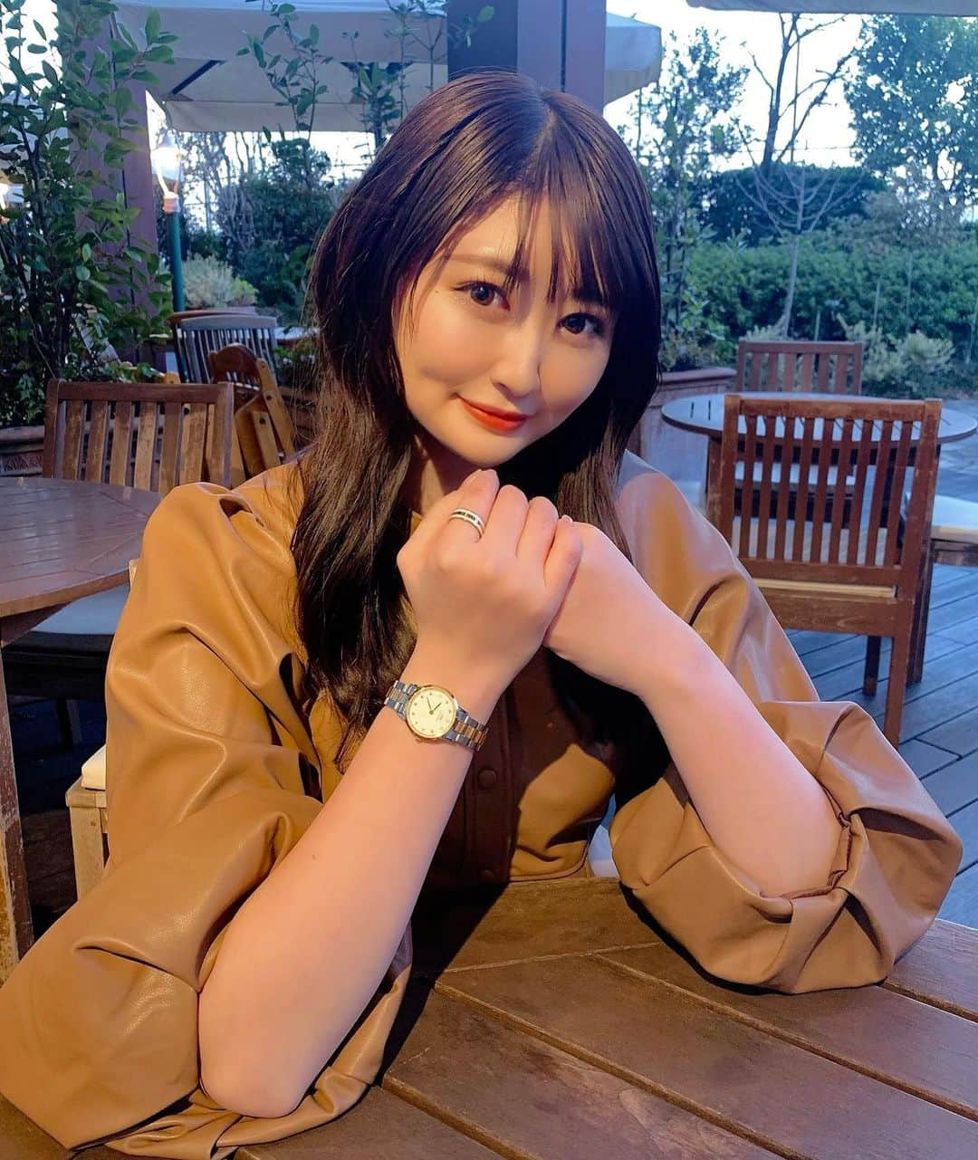 坂口莉果子のインスタグラム：「どんなコーデでも手元を上品に見せてくれる @danielwellington さんの腕時計とリング☺️  冬になるとよく着るダークカラーのお洋服にも合うデザイン👗  ⌚️腕時計 ICONIC LINK LUMINE 28mm  💍指輪  CLASSIC RING SATIN WHITE ・ ・ ・  #ブレッツカフェクレープリー新宿高島屋  #tokyo #shinjuku #watch #danielwellington #ring #accessory #rose #gold #winter  #ダニエルウェリントン #DWニューイヤー #腕時計 #腕時計コーデ #ファッション #レザー #レザーワンピース #ブラウンコーデ #コーデ #イルミネーション #テラス #テラス席 #冬 #指輪 #アクセサリー #最高のプレゼント  #新宿グルメ #新宿カフェ #ココア #2021」