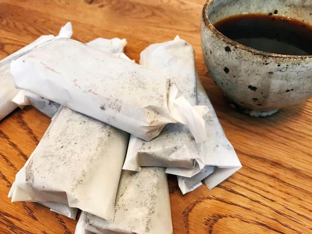 坂詰美紗子さんのインスタグラム写真 - (坂詰美紗子Instagram)「自分の欲望の為に自ら作るブラウニー。笑 いざ作り終えると、私には、美味しいコーヒーとこの切り落としで十分かも。と思ったりもして☺️🍫 粉は、ほぼほぼアーモンドプードルとココナッツパウダー🥥。砂糖をグッと抑え、砕いたチョコレートも混ぜ込んで👌🏻 仕上げにチョコレートをぬりぬりぬりぬりぬーりぬり。 ・ ・ ・ #ブラウニー #備忘録 #ヴァローナ  #フェーブエクアトリアール #安定の山田さんの器」1月19日 22時24分 - misako_sakazume