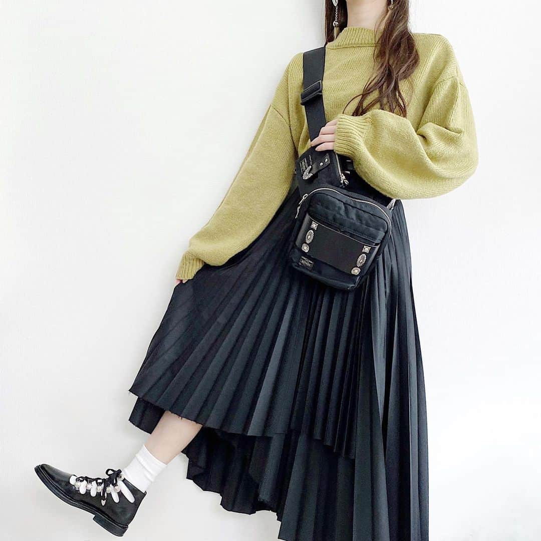 nemuru_inuのインスタグラム：「ㅤ ㅤ ㅤ 服 ㅤ ㅤ まいやんがモデルしてて即ポチったプチプラニット 想像以上に良い色味で愛用している〜可愛い GRL (@grl_official)の🦦 ㅤ ㅤ そしてこのTOGAのバッグに似合う服を模索中である🐄 ㅤ  ㅤ ㅤ ㅤ」