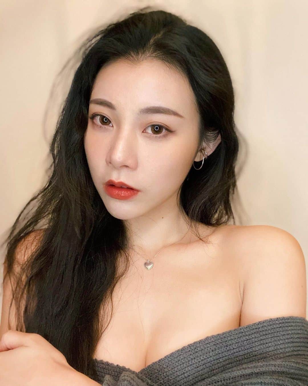 張香香のインスタグラム：「我很少戴飾品 因為我很懶哈哈哈哈🤣 但其實小小的飾品真的可以大大的加分！ 以後我要勤勞點！不要浪費了好好打扮自己的機會🥰 耳環和項鍊都是 @thisthing2013 的 平價CP值超高 超大推❤️」